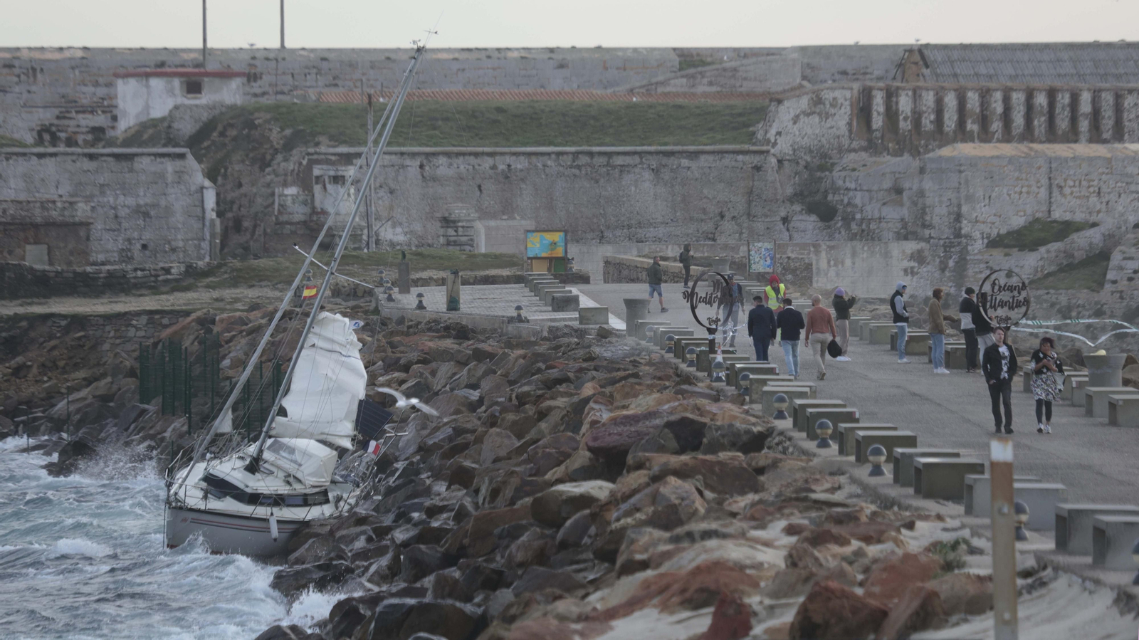 Las fotos del velero encallado en la playa chica de Tarifa