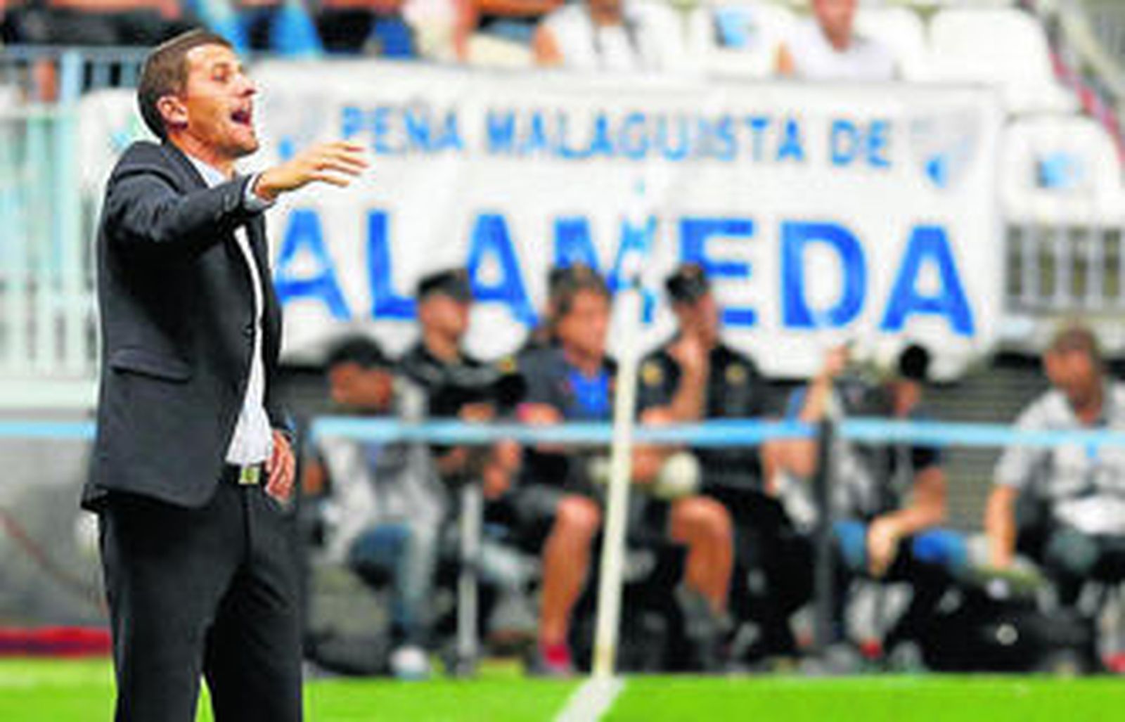 Javi Gracia se dirige a los suyos en el partido contra el Eibar.