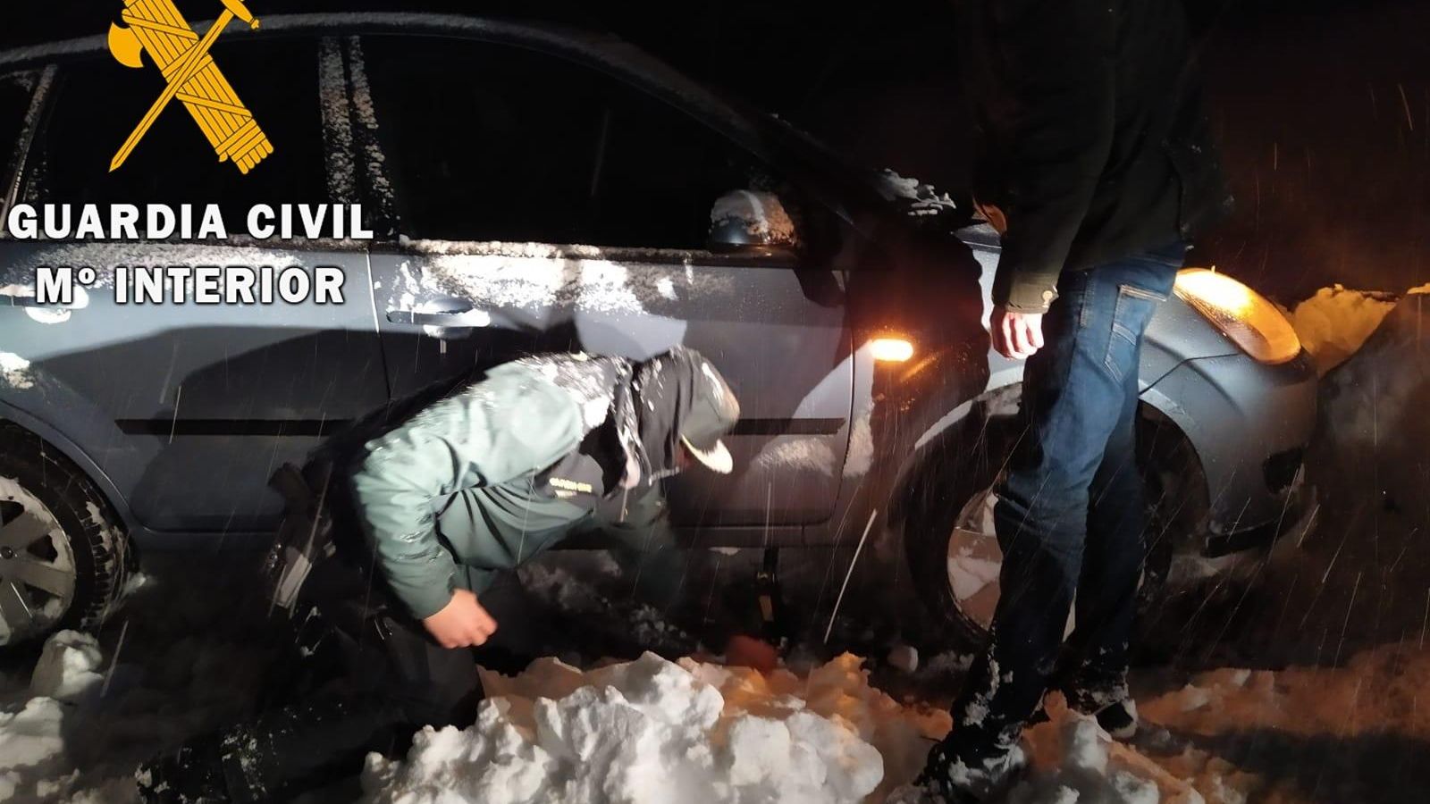 La Guardia Civil auxilia a uno de los afectados por las nevadas.