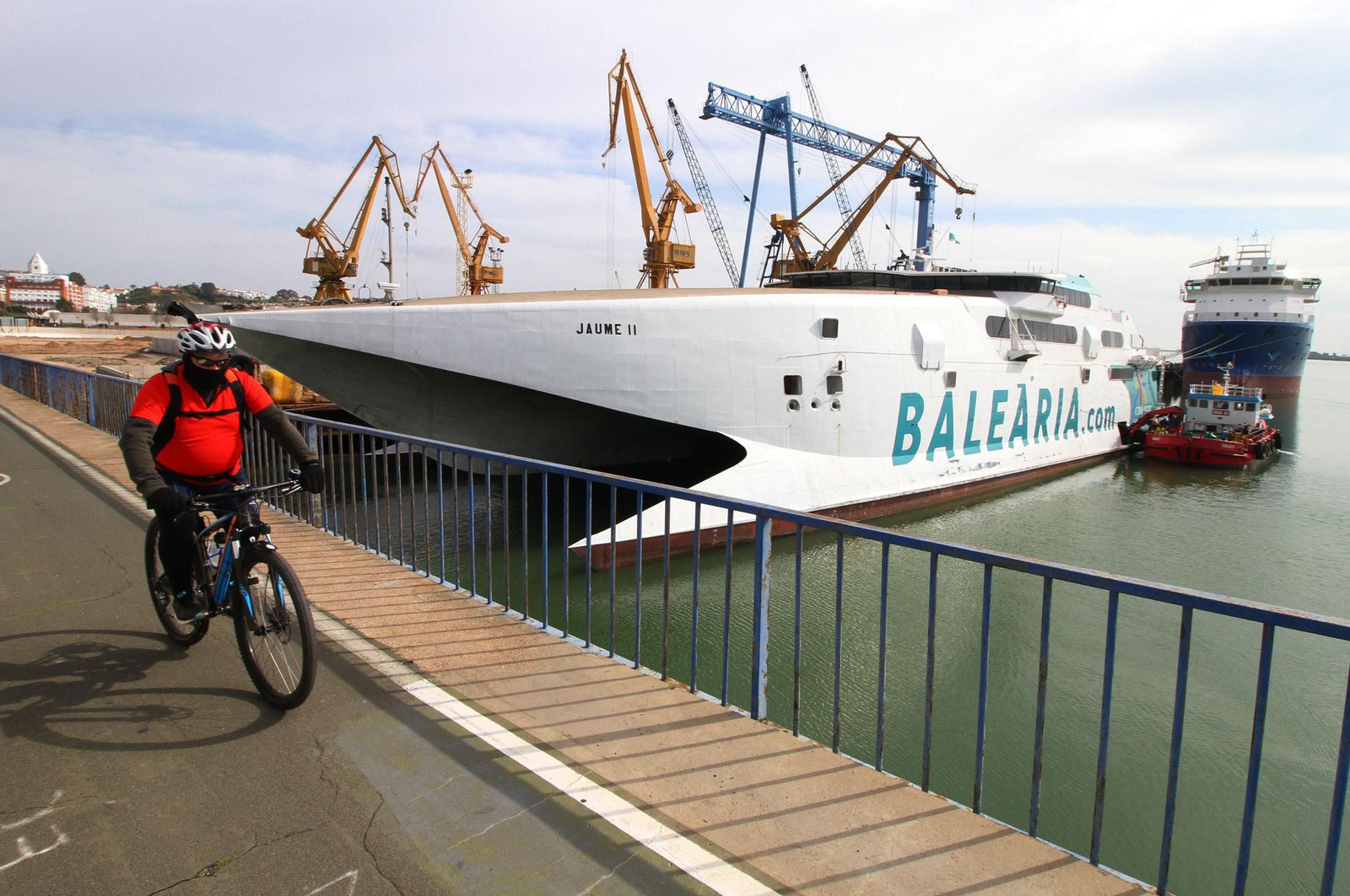Imagen del ferri 'Jaume II' en las instalaciones de los astilleros Cotnsa junto al puente Sifón de la capital onubense.