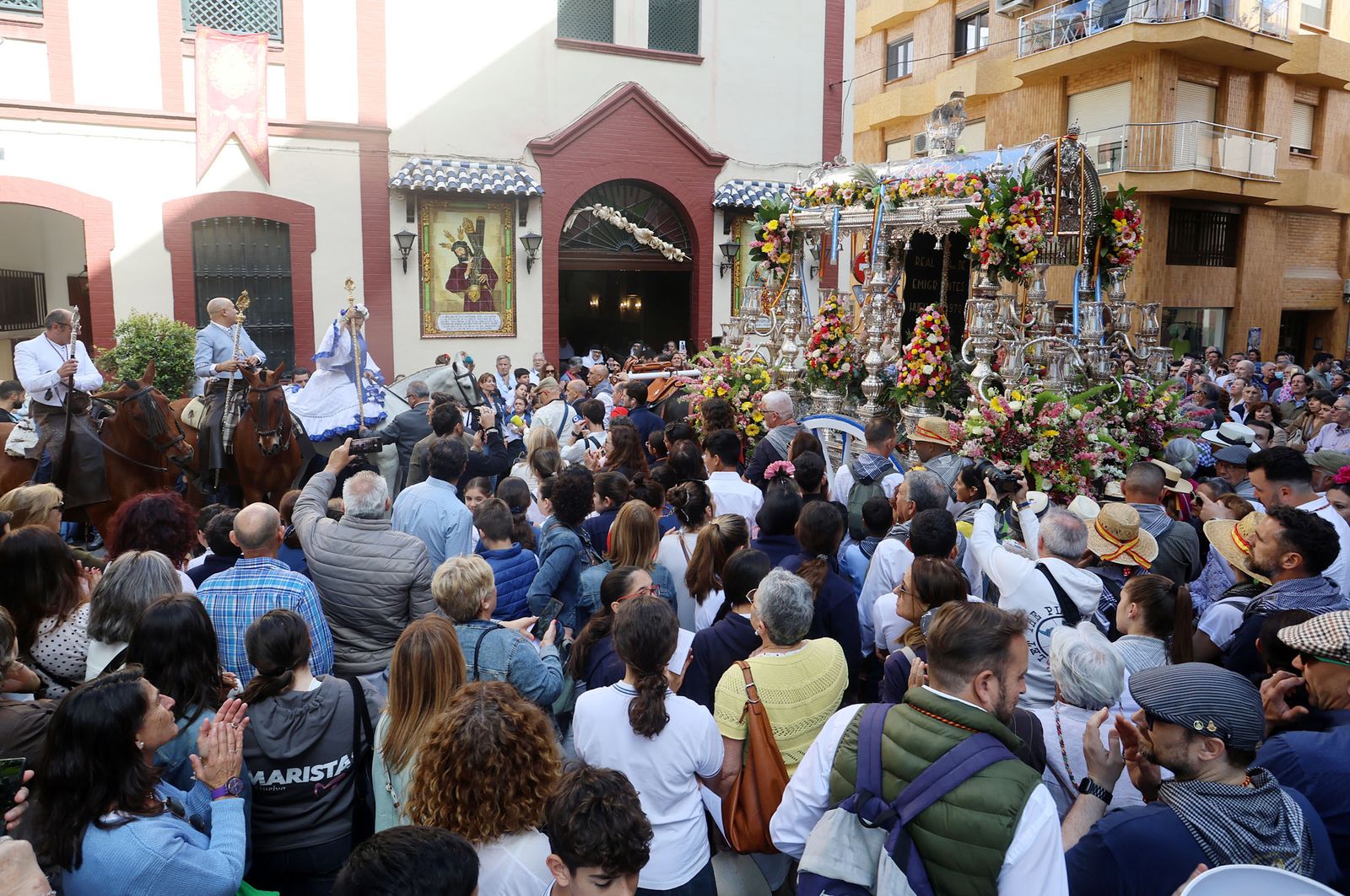 Las mejores imágenes de los peregrinos en la salida de Emigrantes