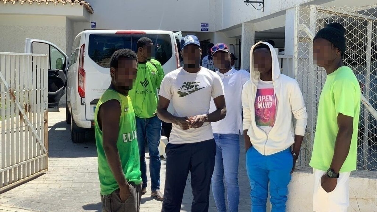 Algunos de los inmigrantes que residirán en el centro de acogida de Churriana.