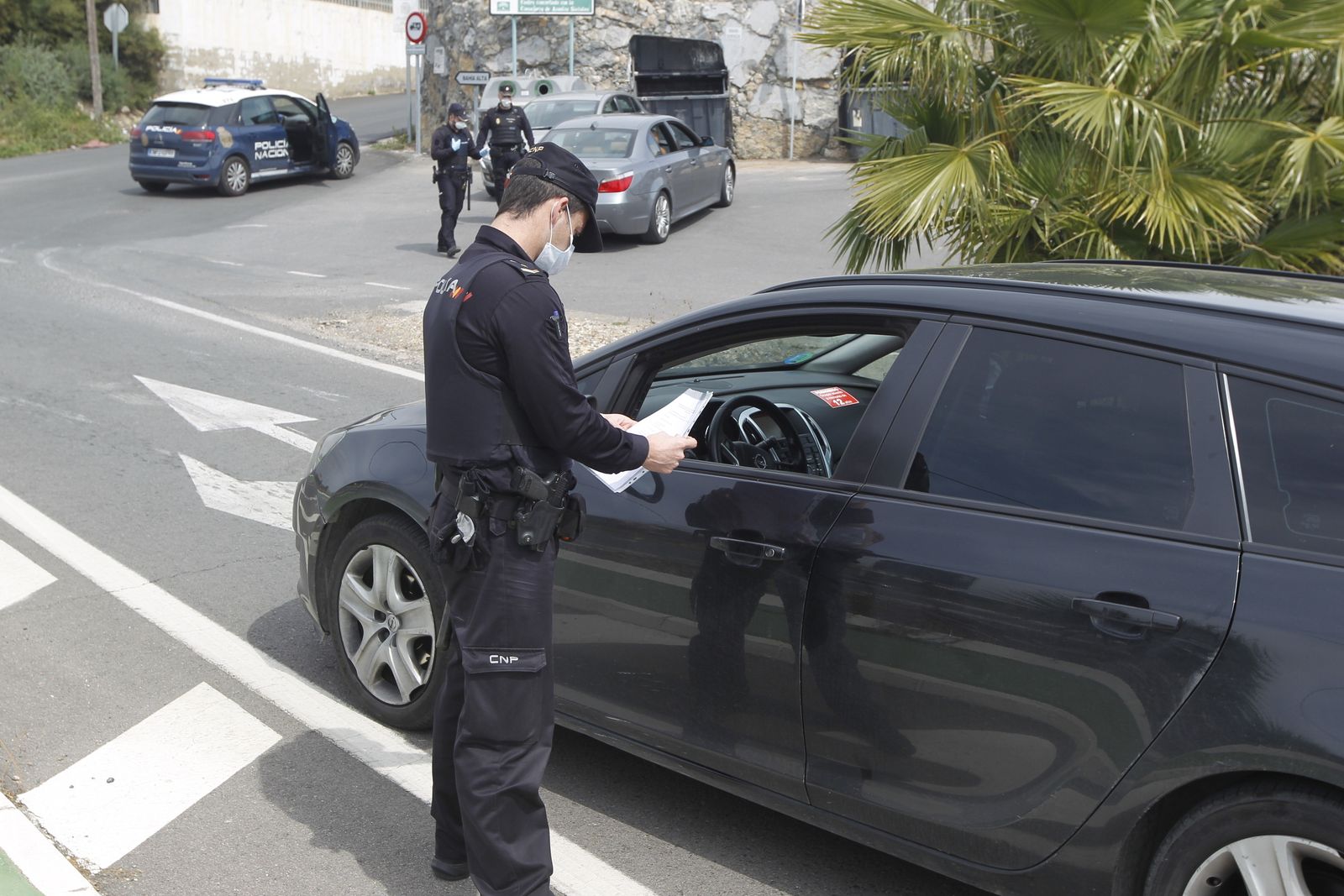 Un agente inspecciona la documentación de una persona en un cierre perimetral