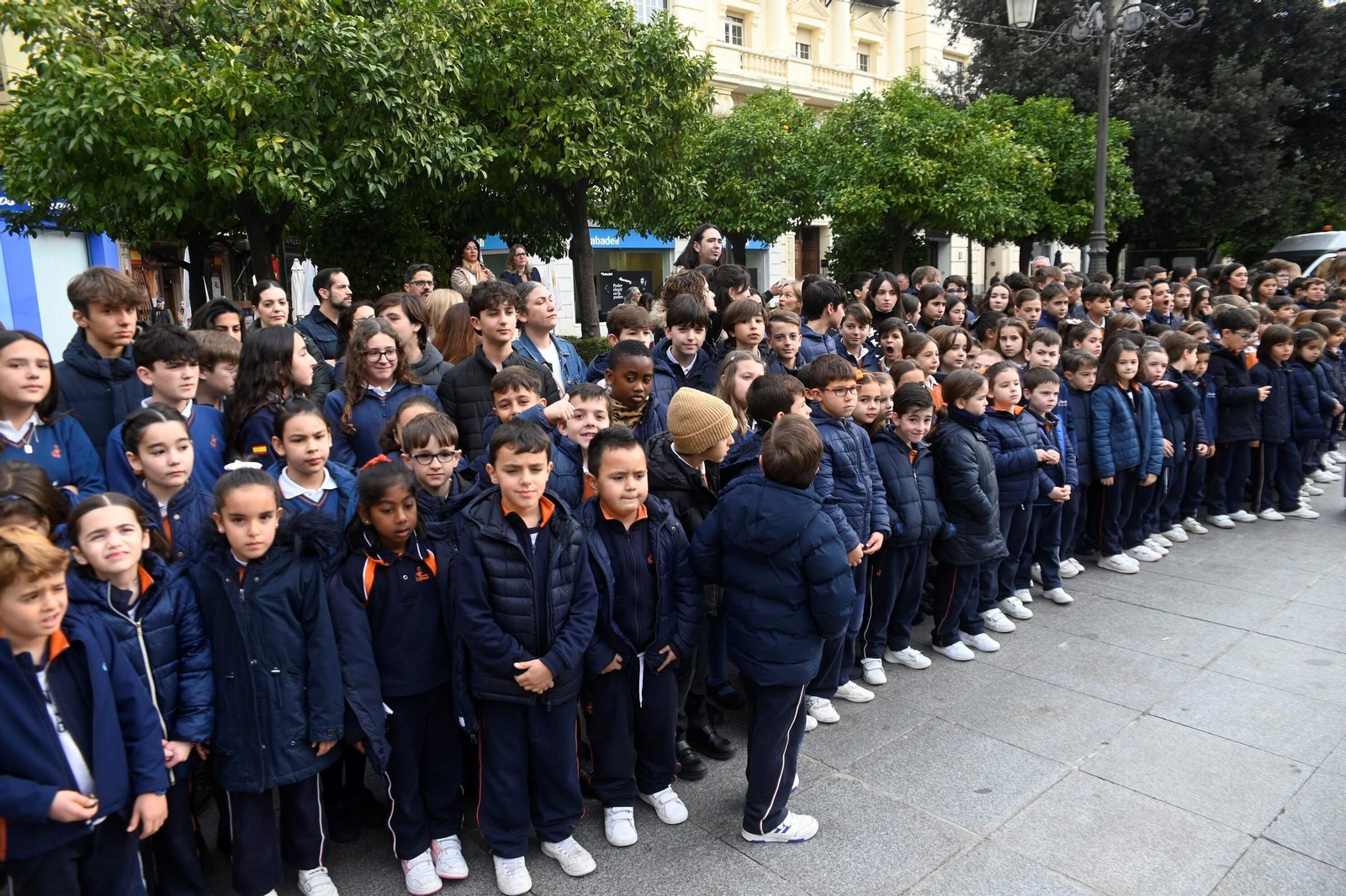 El reconocimiento del colegio Divina Pastora a los colectivos que protegen a los demás, en imágenes