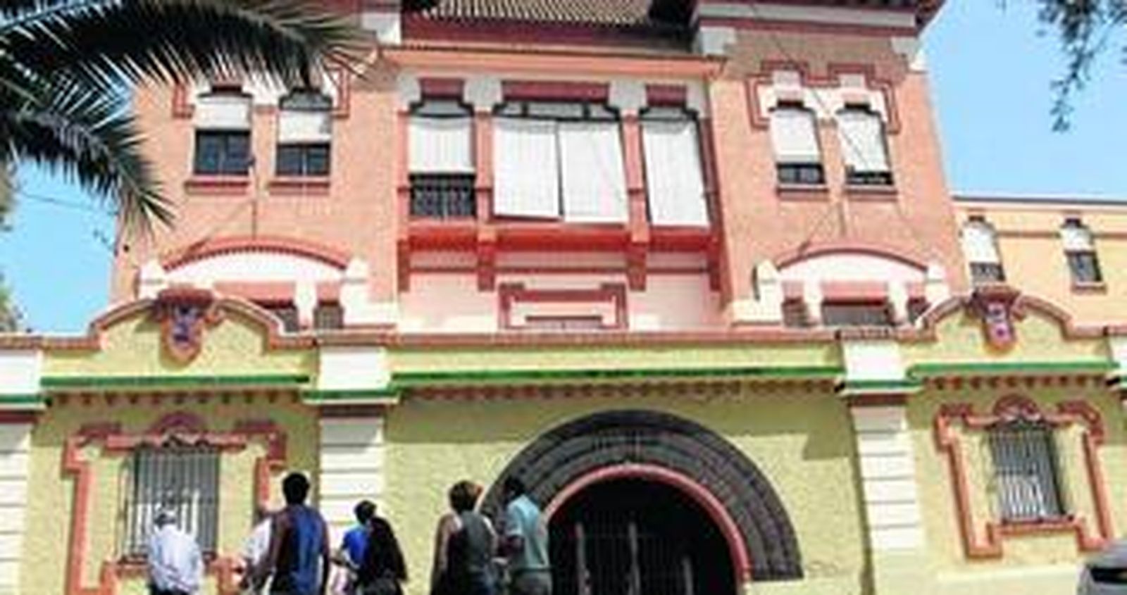 1. El grupo de visitantes se dirige al edificio. 2. José María Maldonado explica al grupo las características de la fuente que hay en el jardín. 3. Pequeña figura del diablo en la reja. 4. Jugadores del Recreativo, en los azulejos de uno de los bancos del porche. 5. El grupo en las escaleras, en el interior del edificio.                       6. Vidriera de Maumejean, en el descansillo de las escaleras.