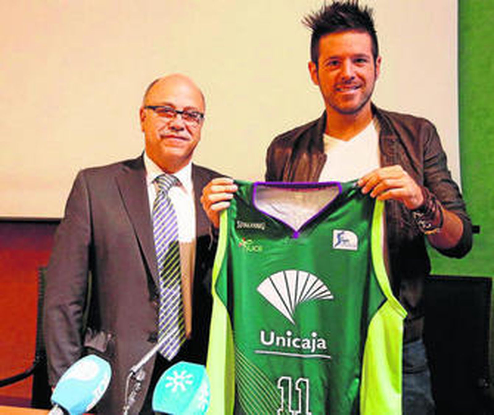 Eduardo García hace entrega a Pablo López de una camiseta.