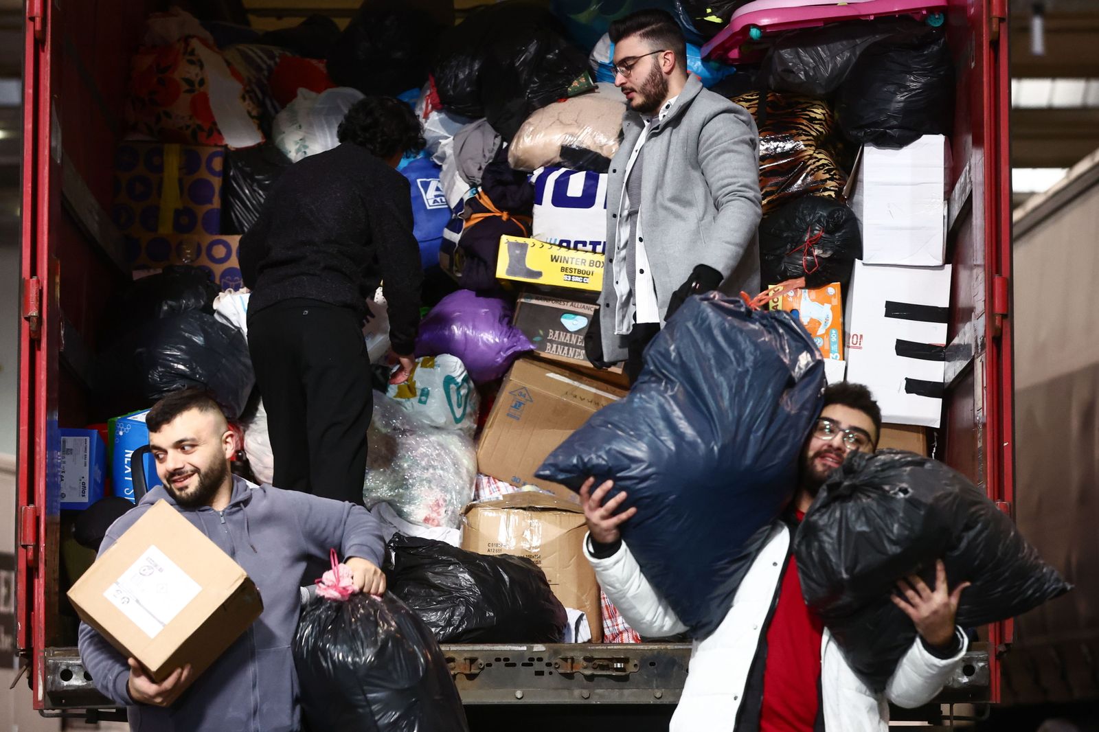 Varias personas entregan la ayuda humanitaria que ha llegado a Turquía.