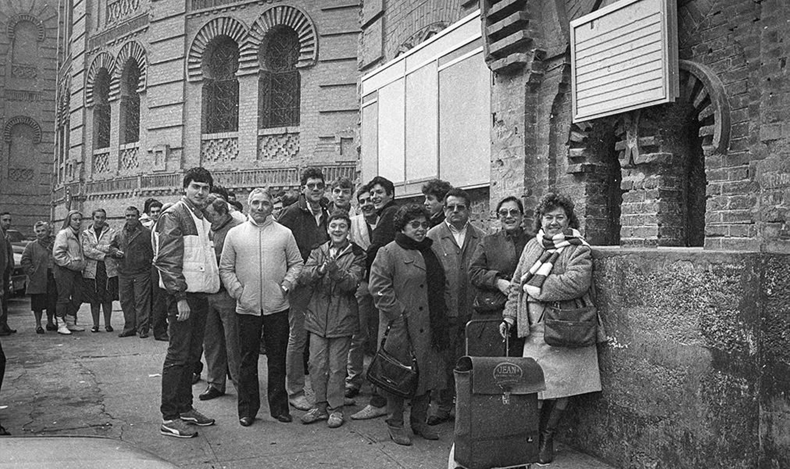El Motor, apenas un chaval, tomando posiciones ya en una cola para el Concurso del Falla.