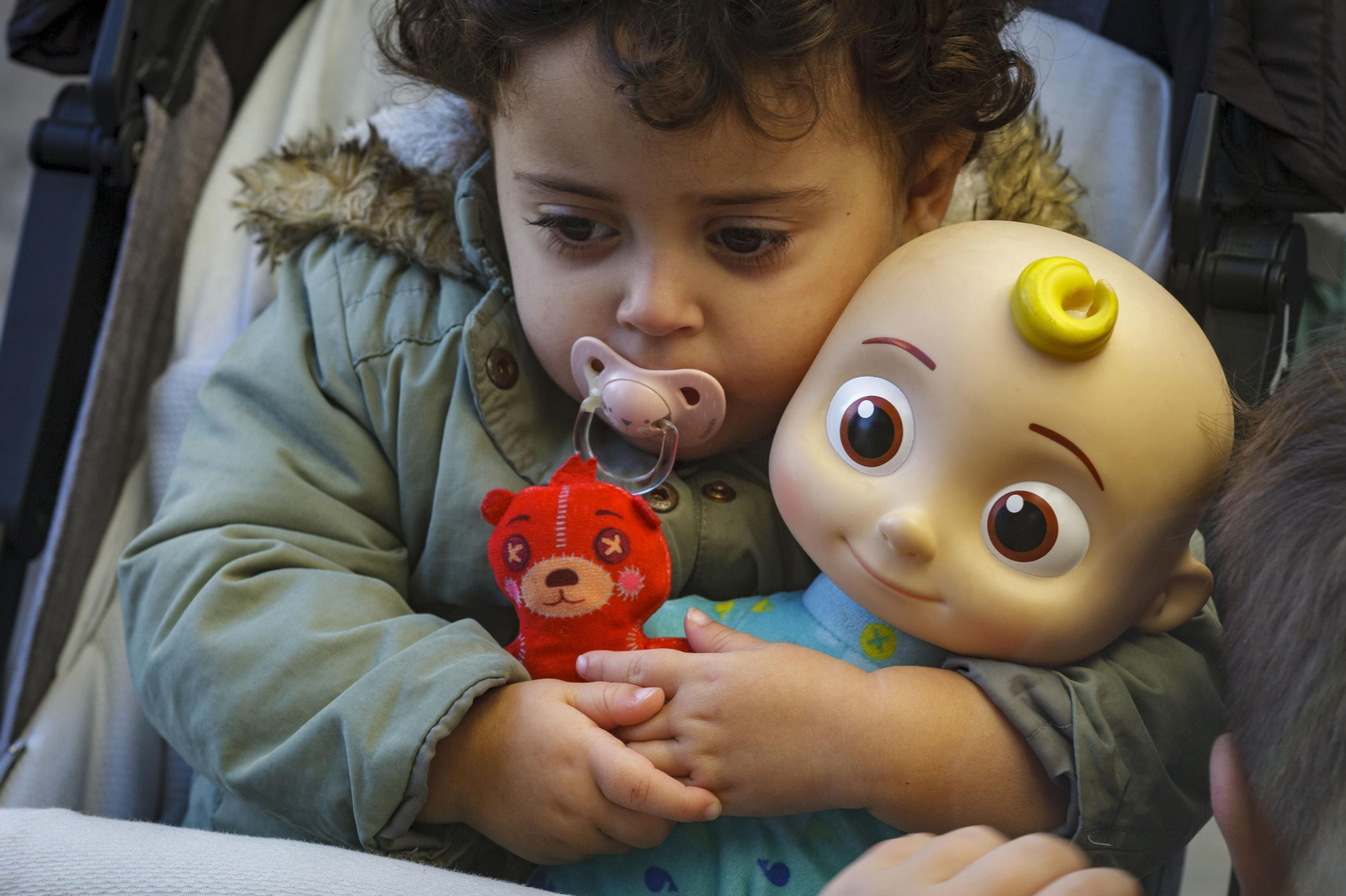 Imágenes de los Reyes Magos recorriendo Cádiz el 5 de enero: visitas al hospital, la residencia Fragela, la Fundación Casjasol y la Guardia Civil