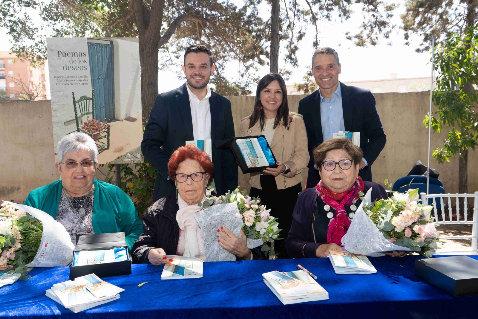 Las tres poetisas con los representantes del Ayuntamiento y la empresa concesionaria