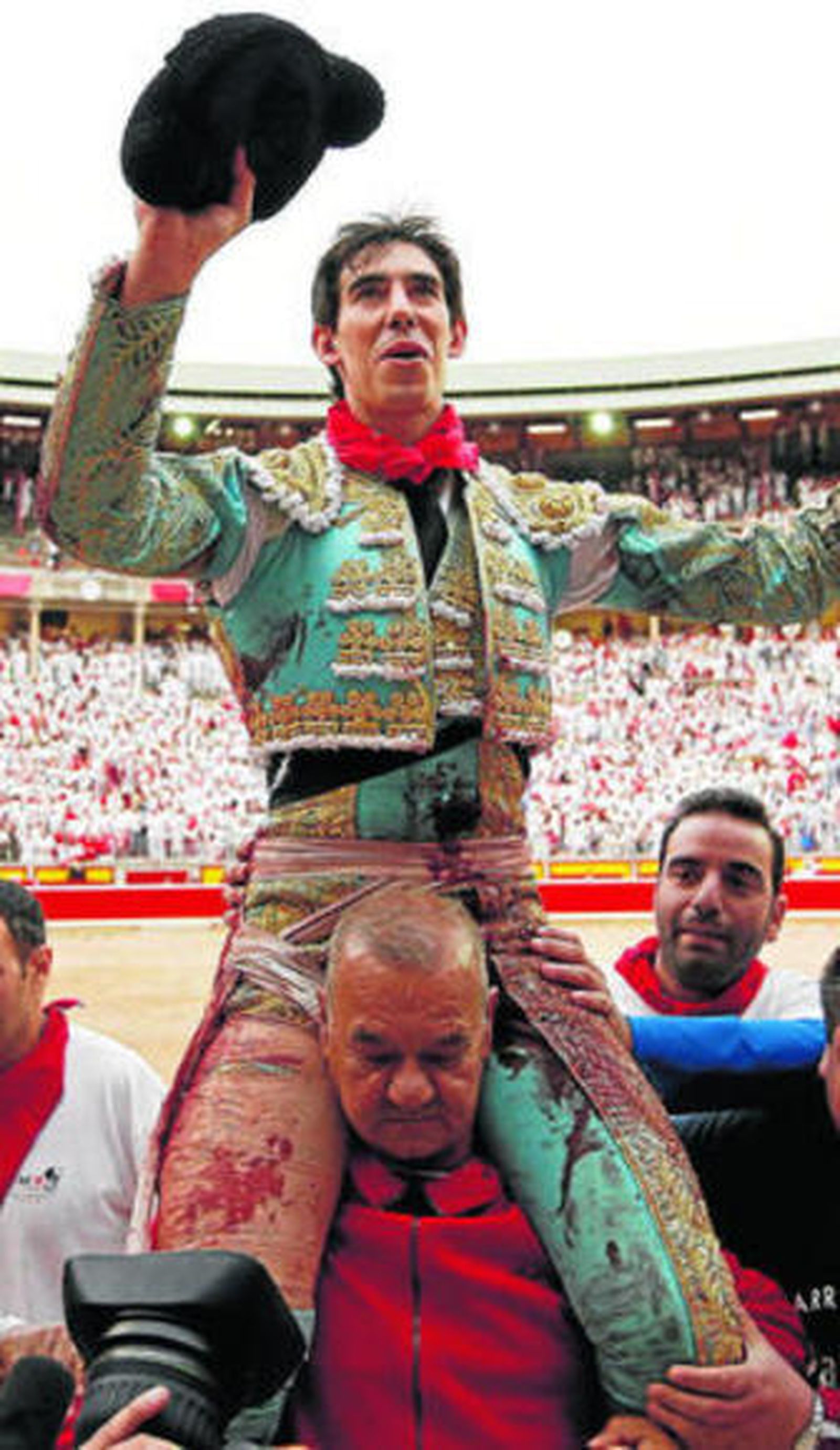 Jiménez Fortes, en su salida a hombros, con la taleguilla destrozada.