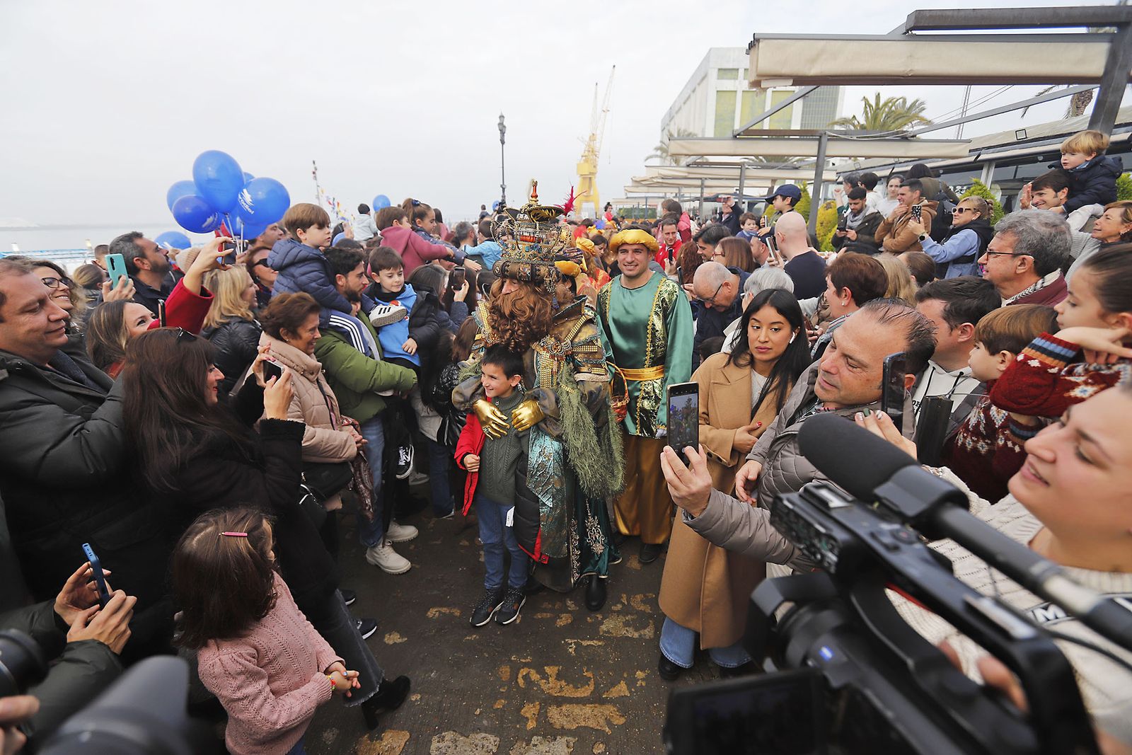 Imágenes de la mágica llegada de los Reyes Magos y la Estrella de la Ilusión a Huelva en barco