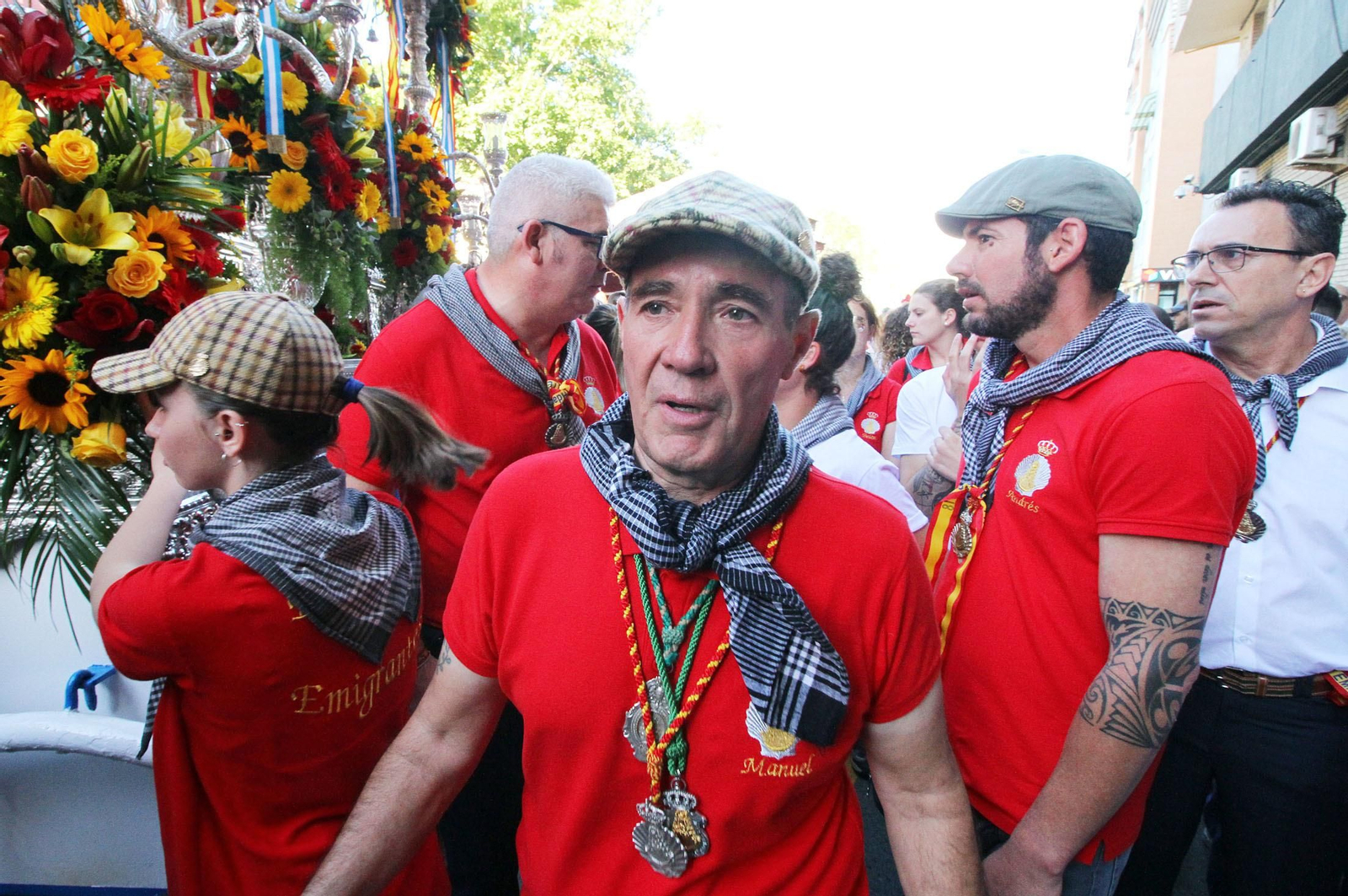 Imágenes de los caballistas, peregrinos a pie y carros de la Hdad de Emigrantes