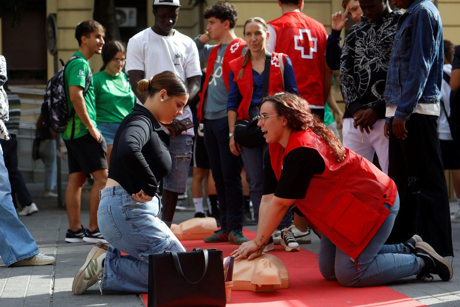 Una persona participa en uno de los talleres de Cruz Roja.