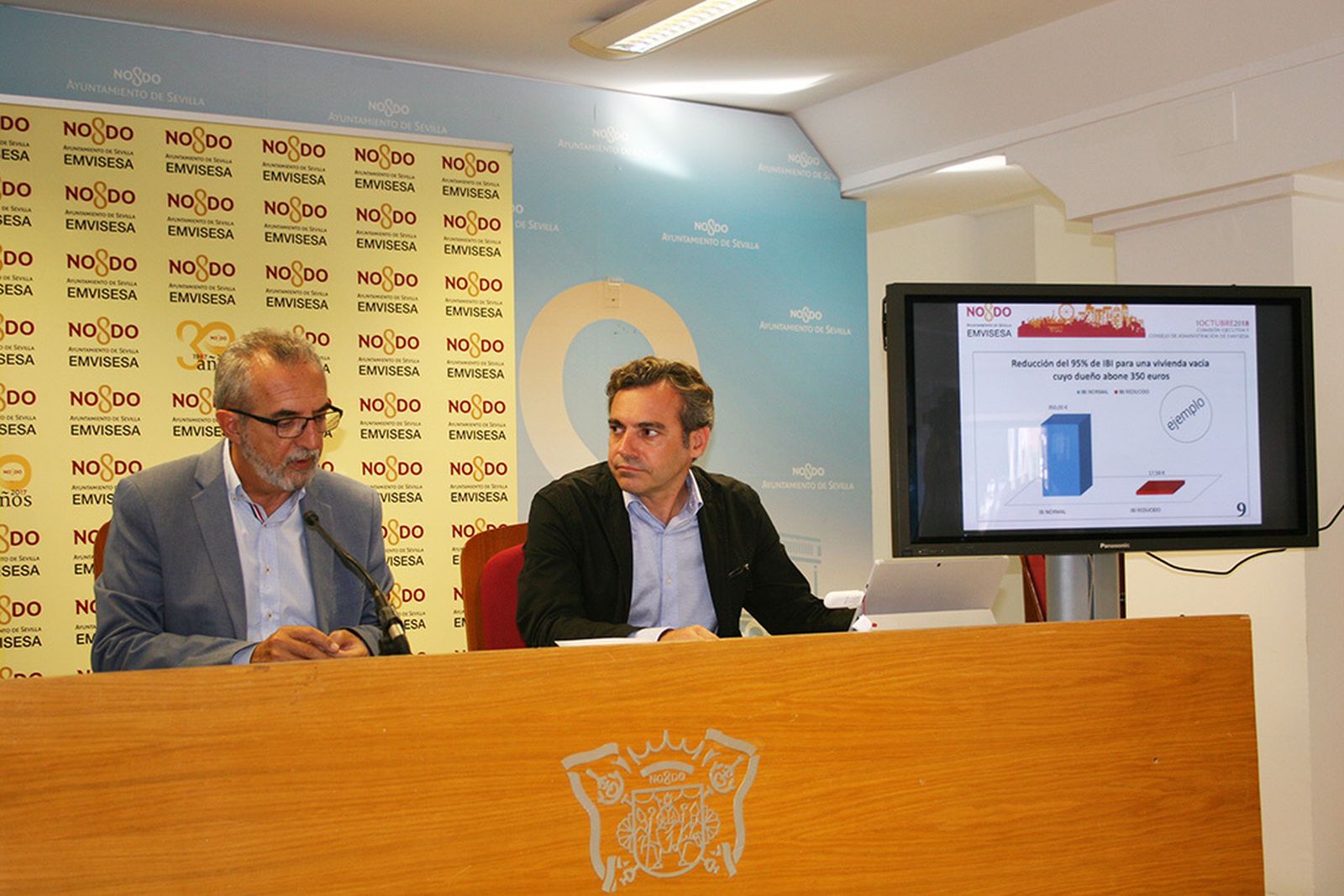 El concejal de Bienestar Social, Juan Manuel Flores, y el gerente de Emvisesa, Felipe Castro.