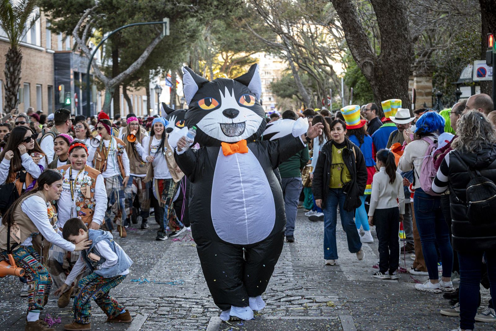 Las mejores imágenes de la Cabalgata del Humor del Carnaval de Cádiz 2026