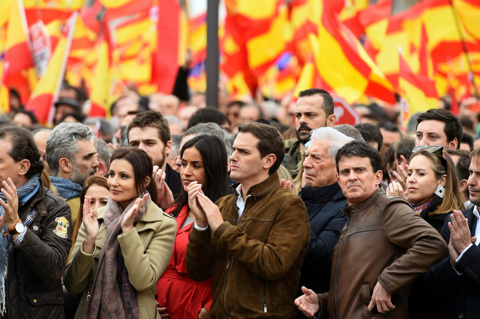 Rivera, junto a Valls y Vargas Llosa, en la concentración de Plaza Colón.