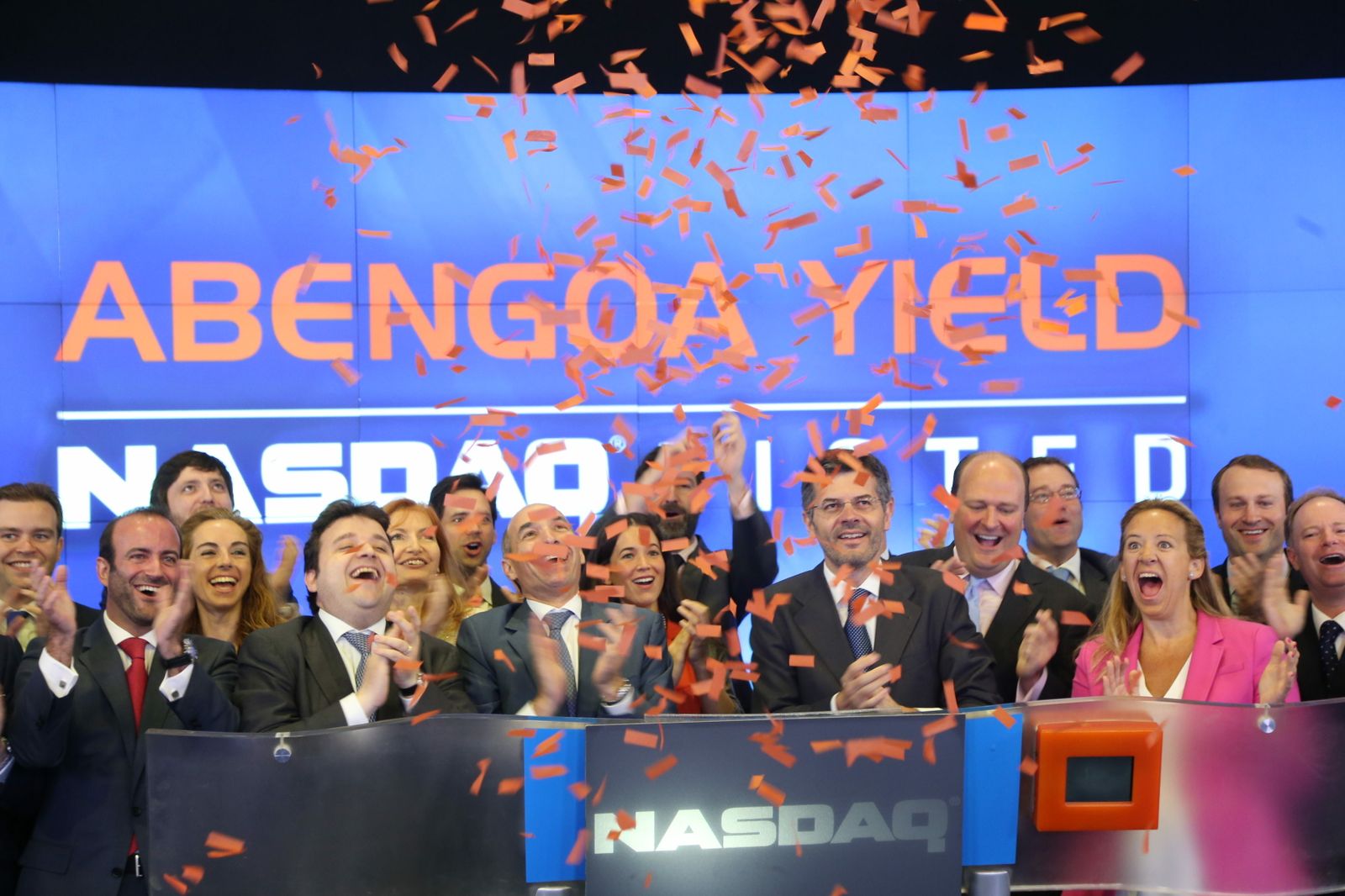 Directivos de Abengoa celebran en la bolsa de Nueva York el inicio de la cotización de su filial Abengoa Yield en 2014.
