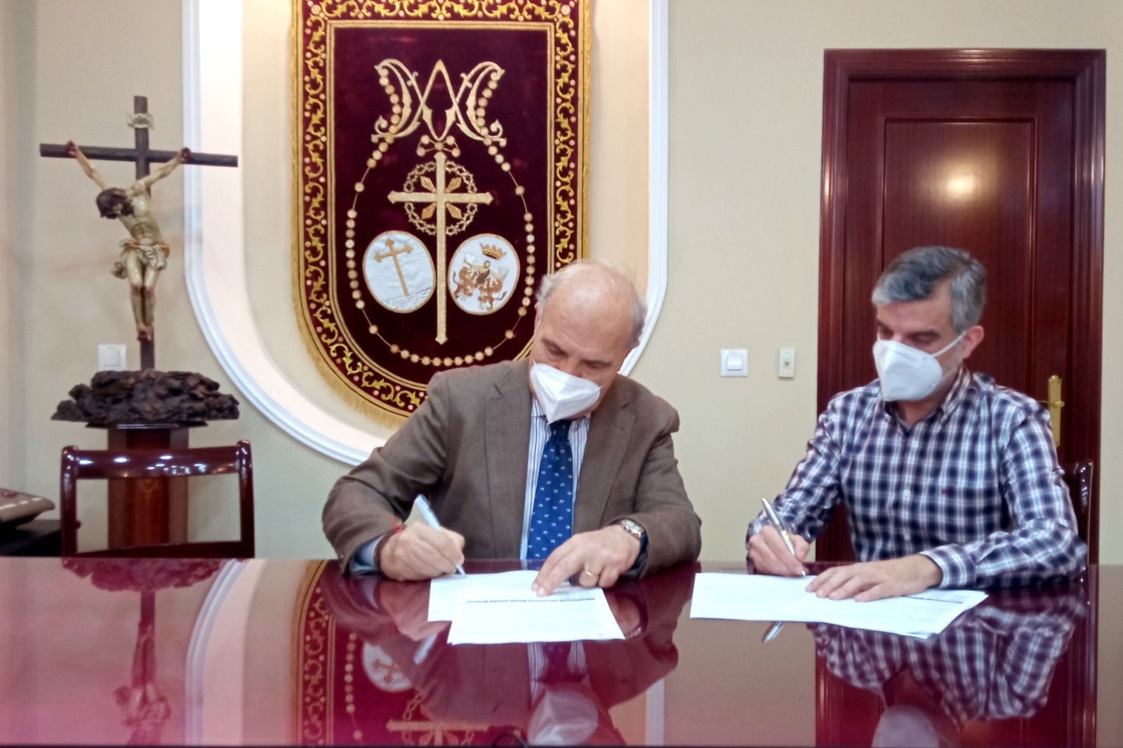 Juan Carlos Jurado y Víctor de la Torre, durante la firma del convenio.