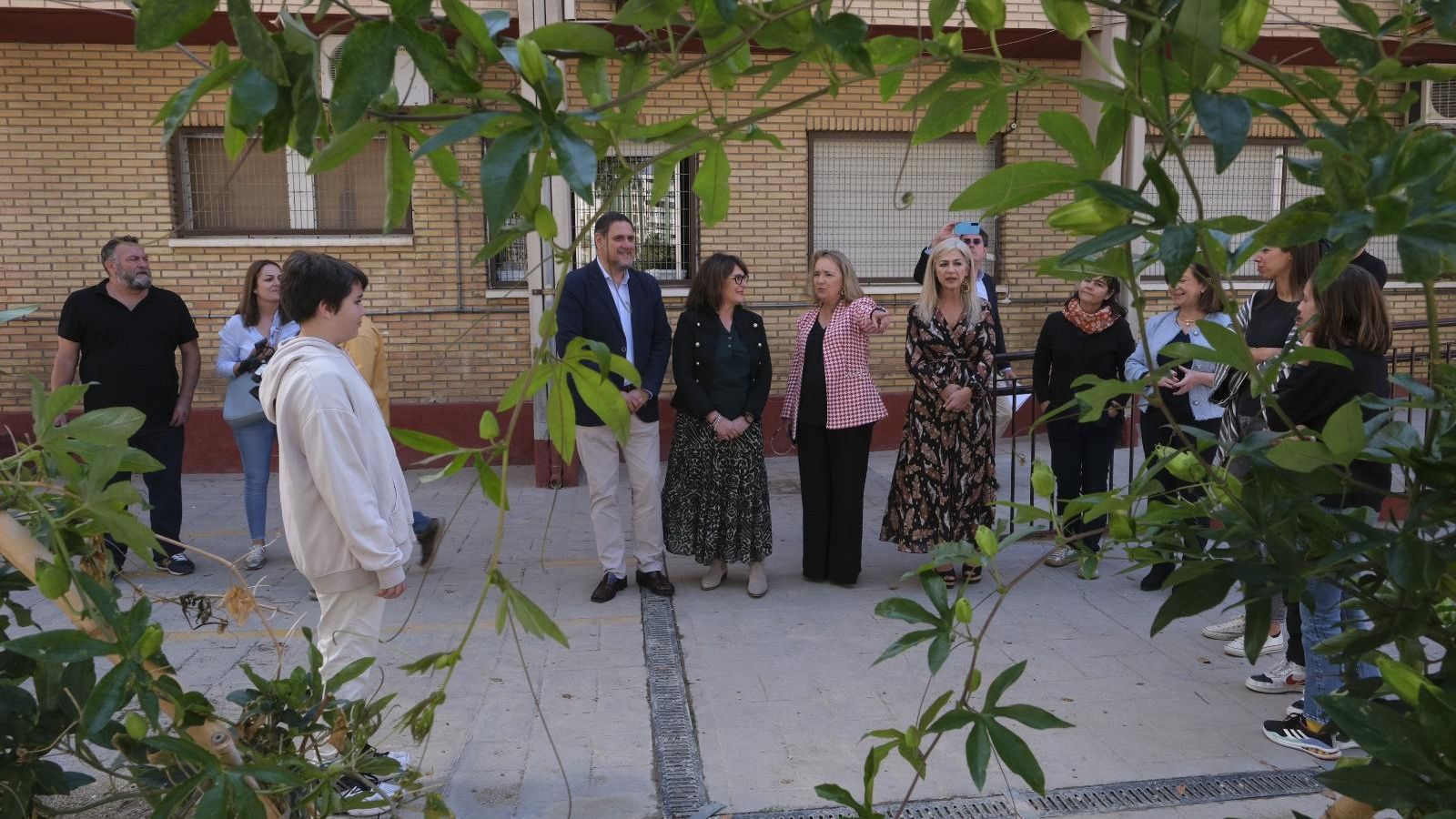 La consejera de Educación visita las instalaciones del CEIP Mar Mediterráneo junto al delegado territorial.