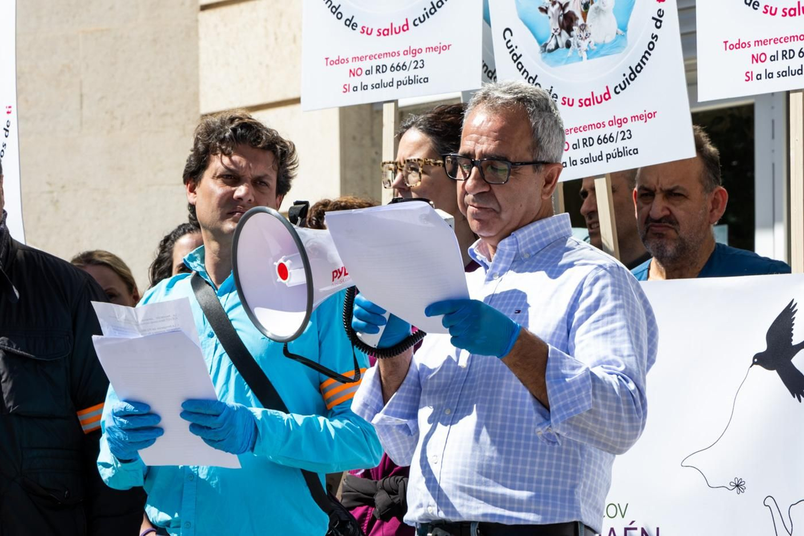 Concentración de veterinarios en protesta contra el real decreto 666/2023