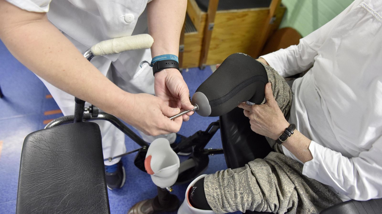 Un especialista coloca una prótesis a una paciente.
