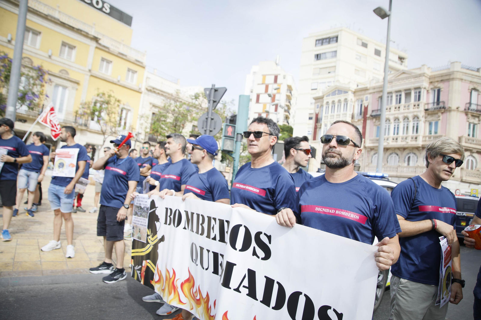Manifestación de los bomberos quemados de Almería, en imágenes