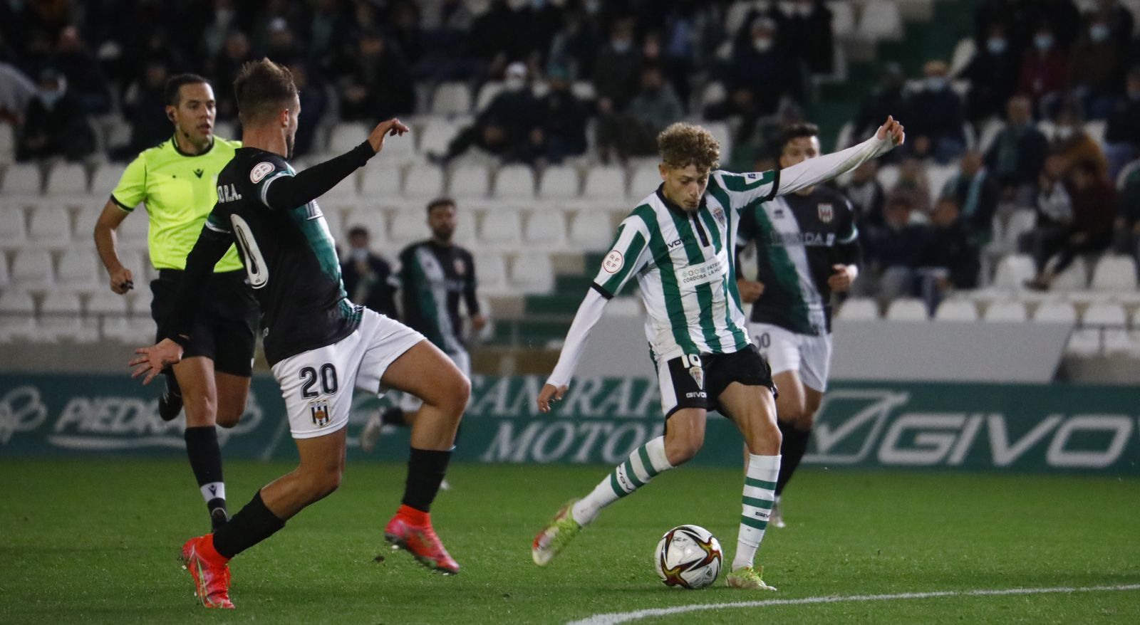 Simo golpea al balón durante el duelo de la primera vuelta ante el Mérida.