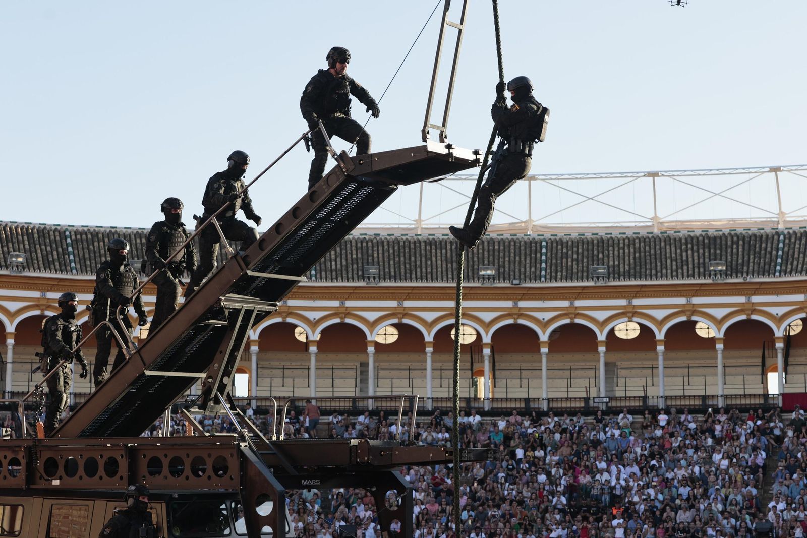 Las imágenes de la espectacular exhibición de la Policía Nacional en la Maestranza