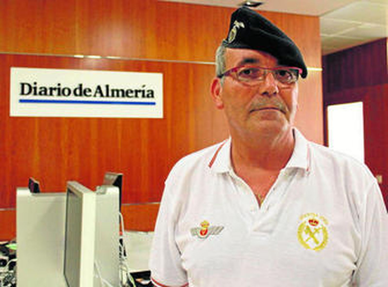 Manuel Caravaca, presidente en funciones de la Asociación de Veteranos Paracaidistas de Almería, ha visitado nuestra Redacción.