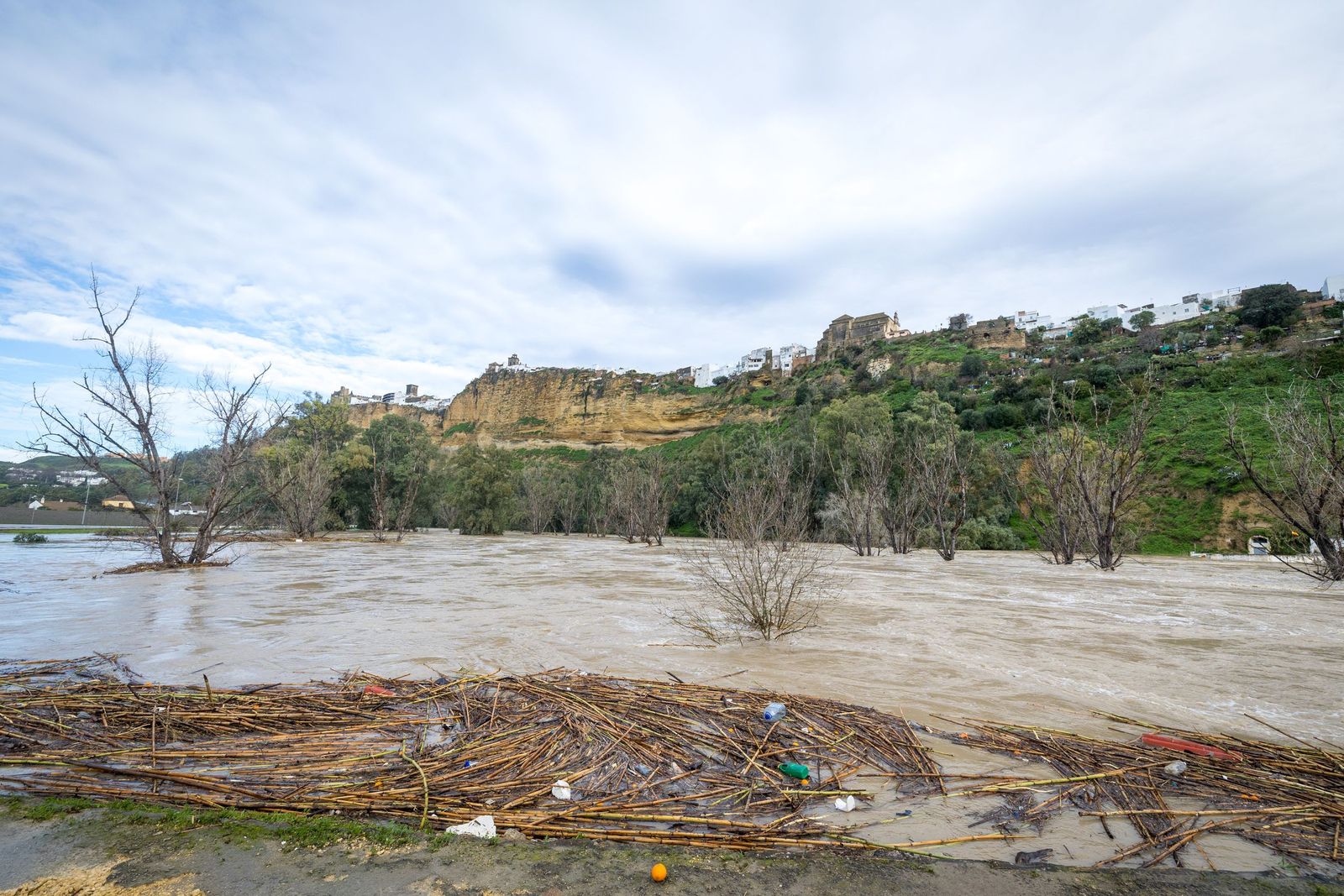 Las imágenes de las inundaciones en Arcos: la espectacular crecida del río Guadalete por la apertura de las presas