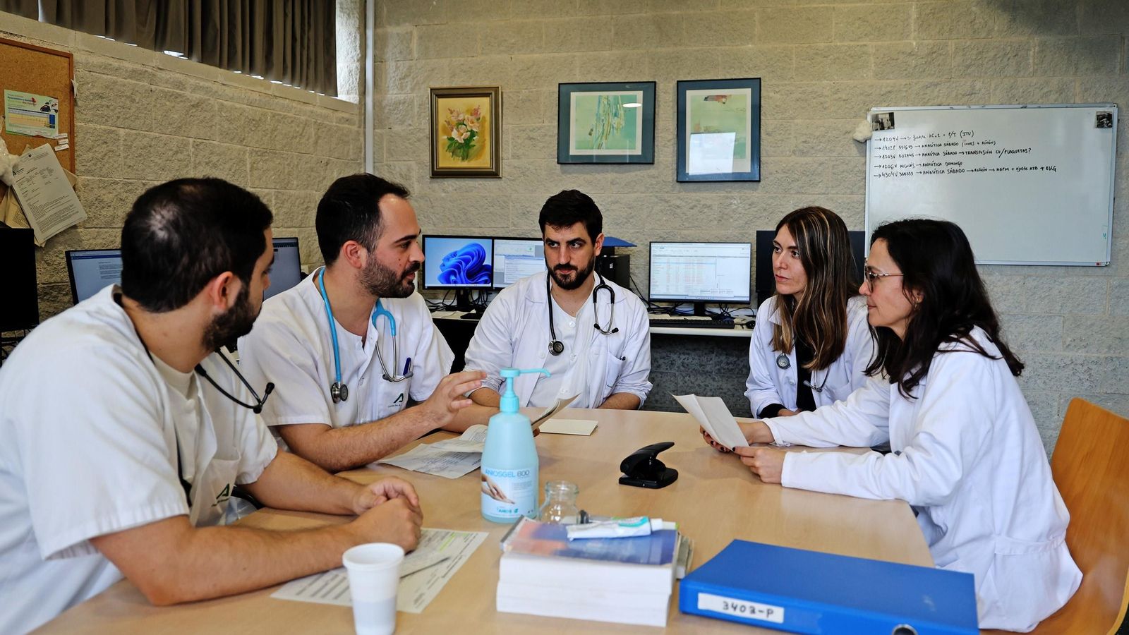 Una reunión entre internistas del hospital Juan Ramón Jiménez. Una reunión entre internistas del hospital Juan Ramón Jiménez.