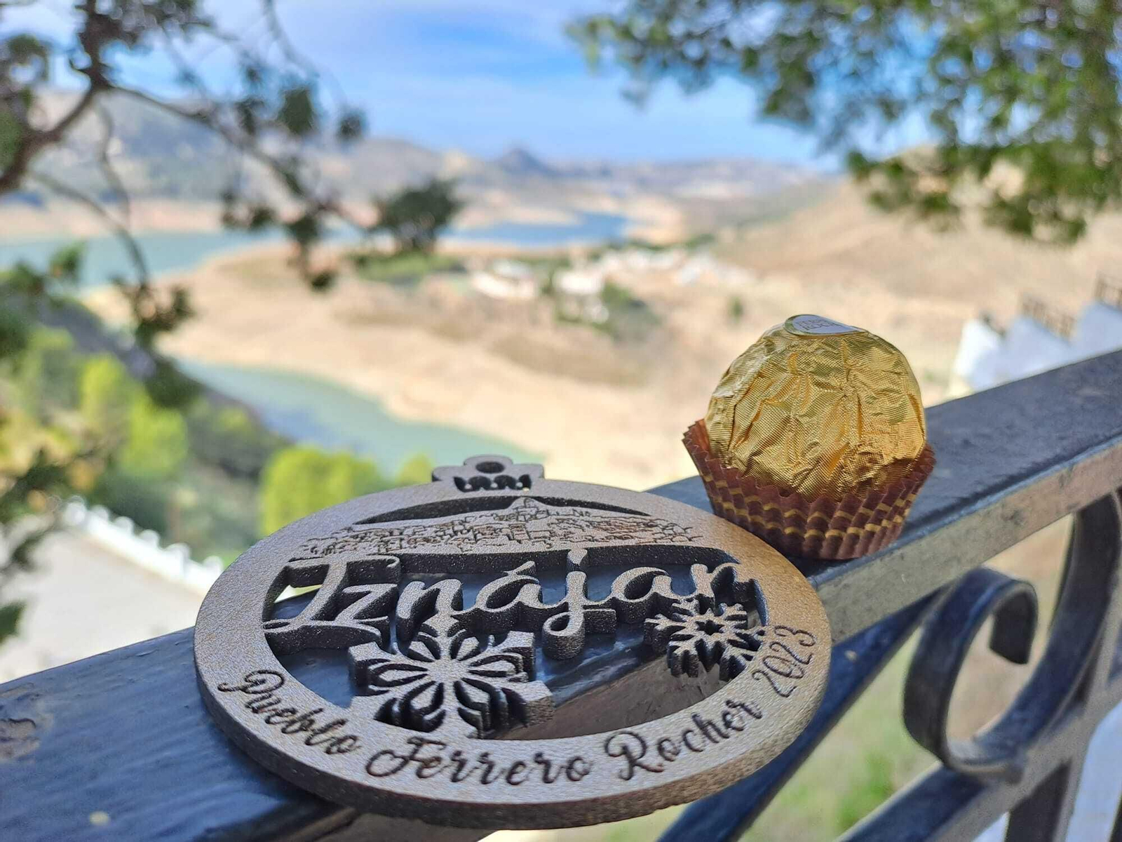 Joyas doradas en forma de bombones Ferrero Rocher en Iznájar.