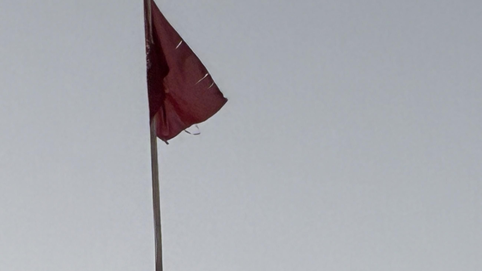 La bandera de Sevilla del Real Alcázar está hecha jirones.