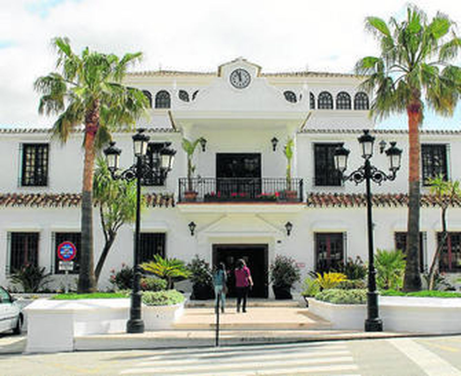 La fachada del Ayuntamiento de Mijas.