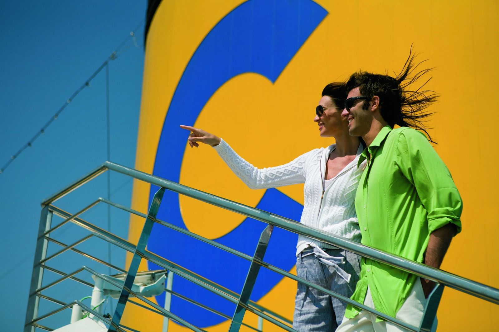 Una pareja de cruceristas a bordo de unos de los buques de Costa Cruceros