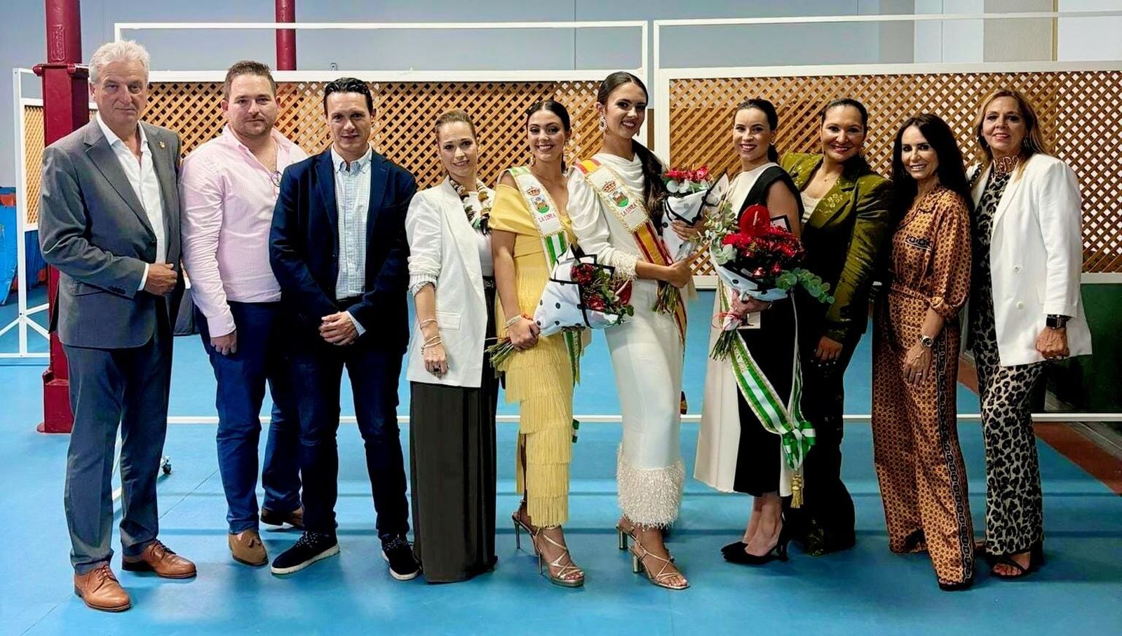 Los miembros del jurado, con parte de la corte juvenil de la Feria de La Línea