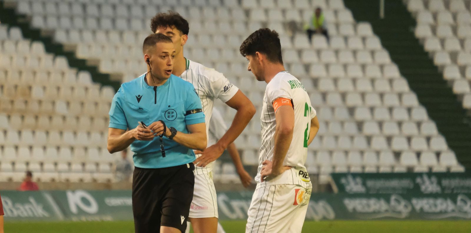 Javi Flores habla con Cambronero González en el tramo final del Córdoba CF - Badajoz.