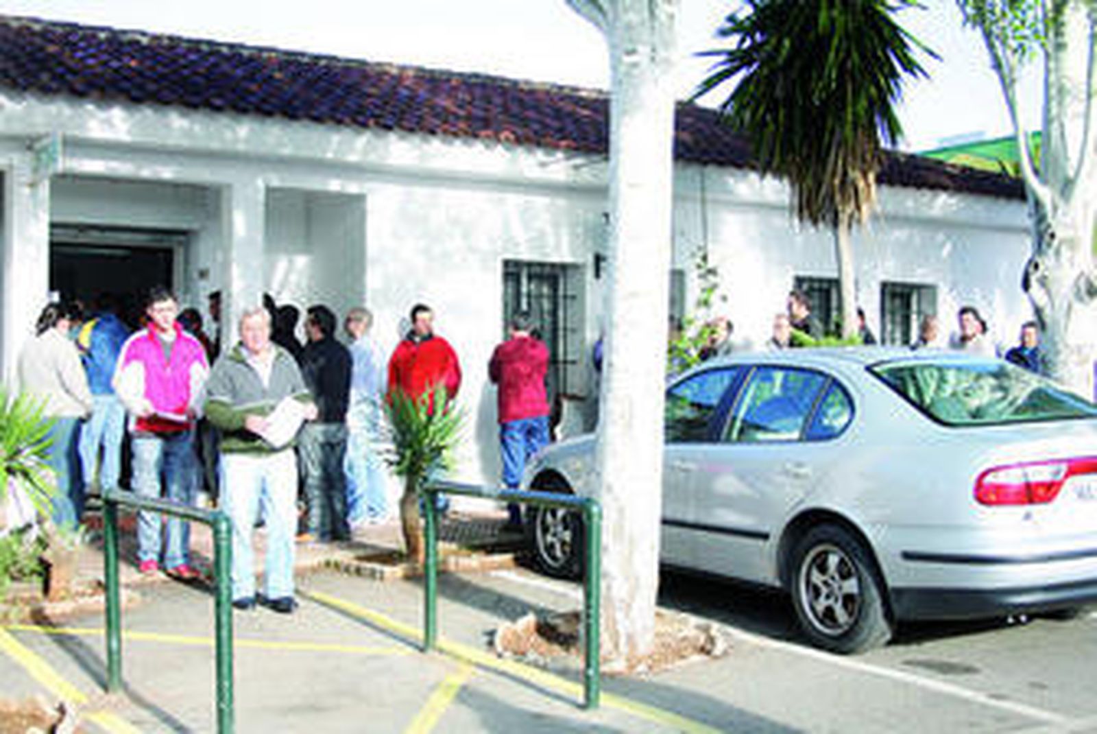 Colas a las puertas de la oficina de la empresa de limpieza de Ronda.
