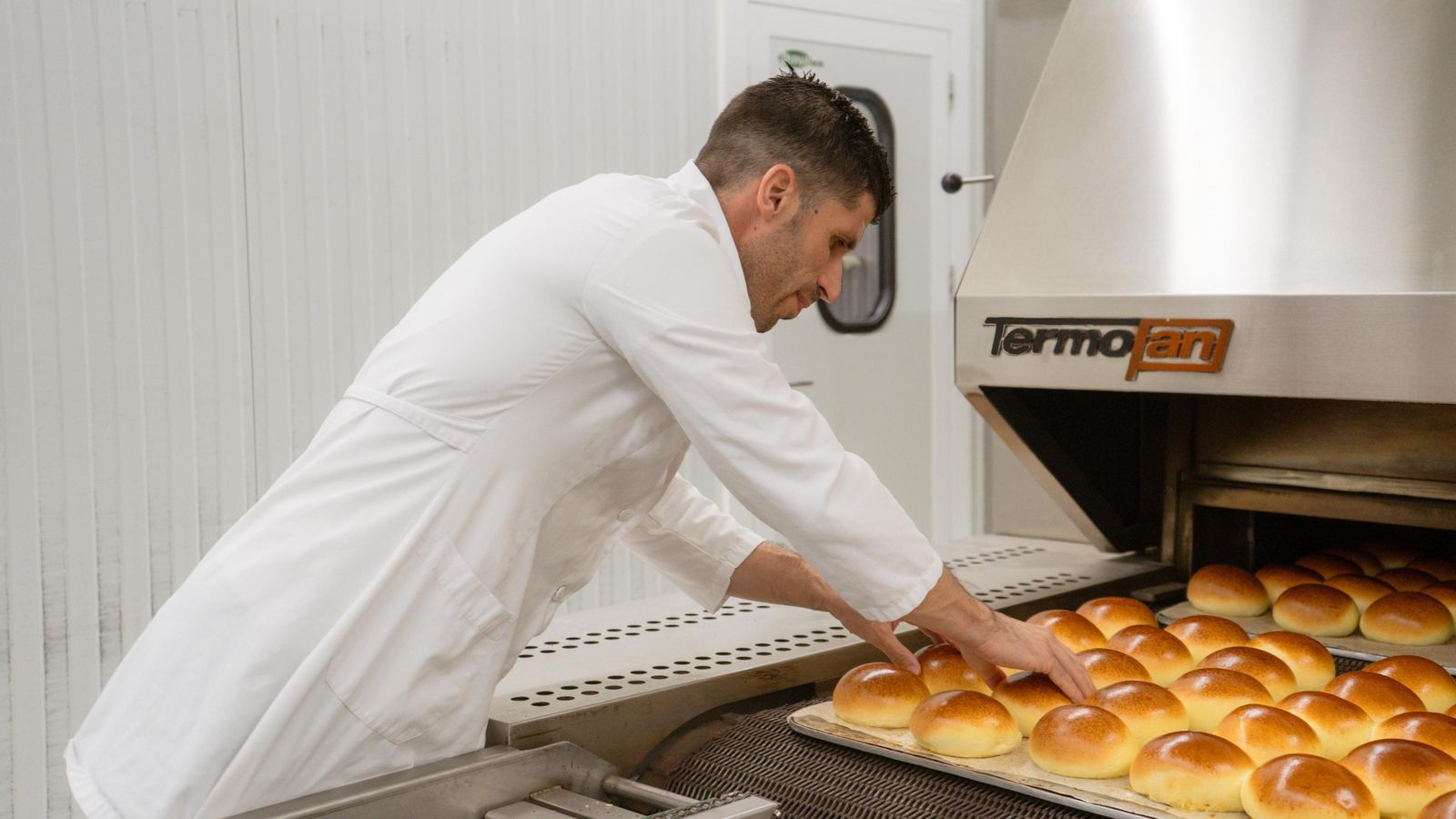 Carlos Rodríguez cuida al máximo la calidad del pan.