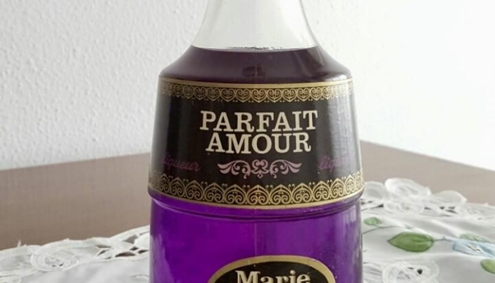 Botella antigua del licor 'Parfait Amour'.