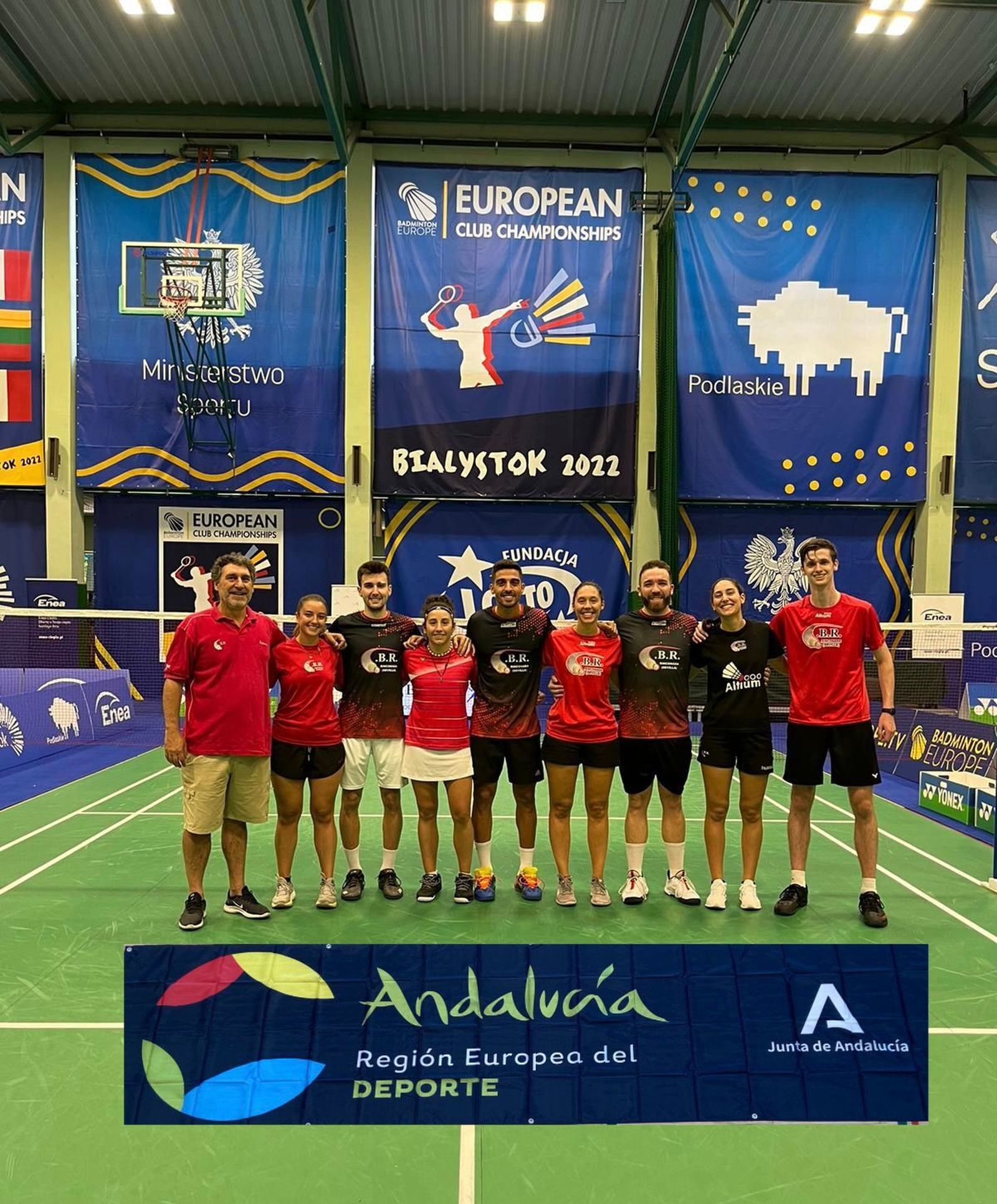 El Bádminton Rinconada posa en la cancha polaca sede de la Copa de Europa.