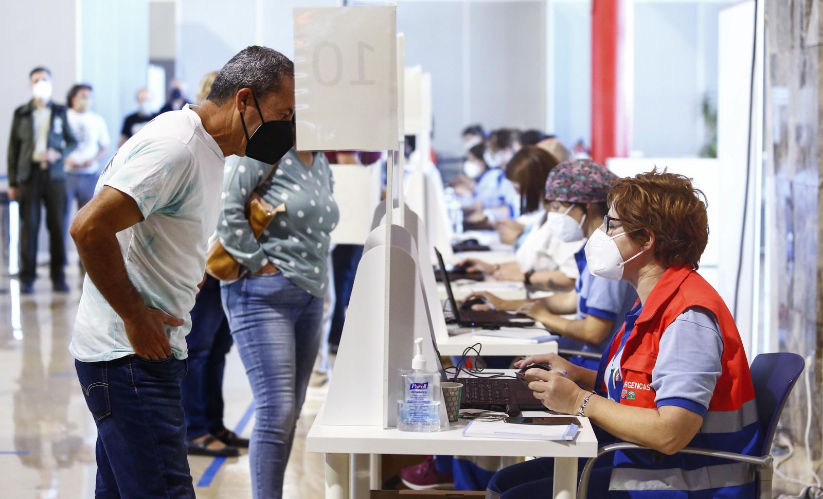 Sanitarios atienden a las personas que van a vacunarse del Covid en el Palacio de Ferias y Congresos de Málaga.