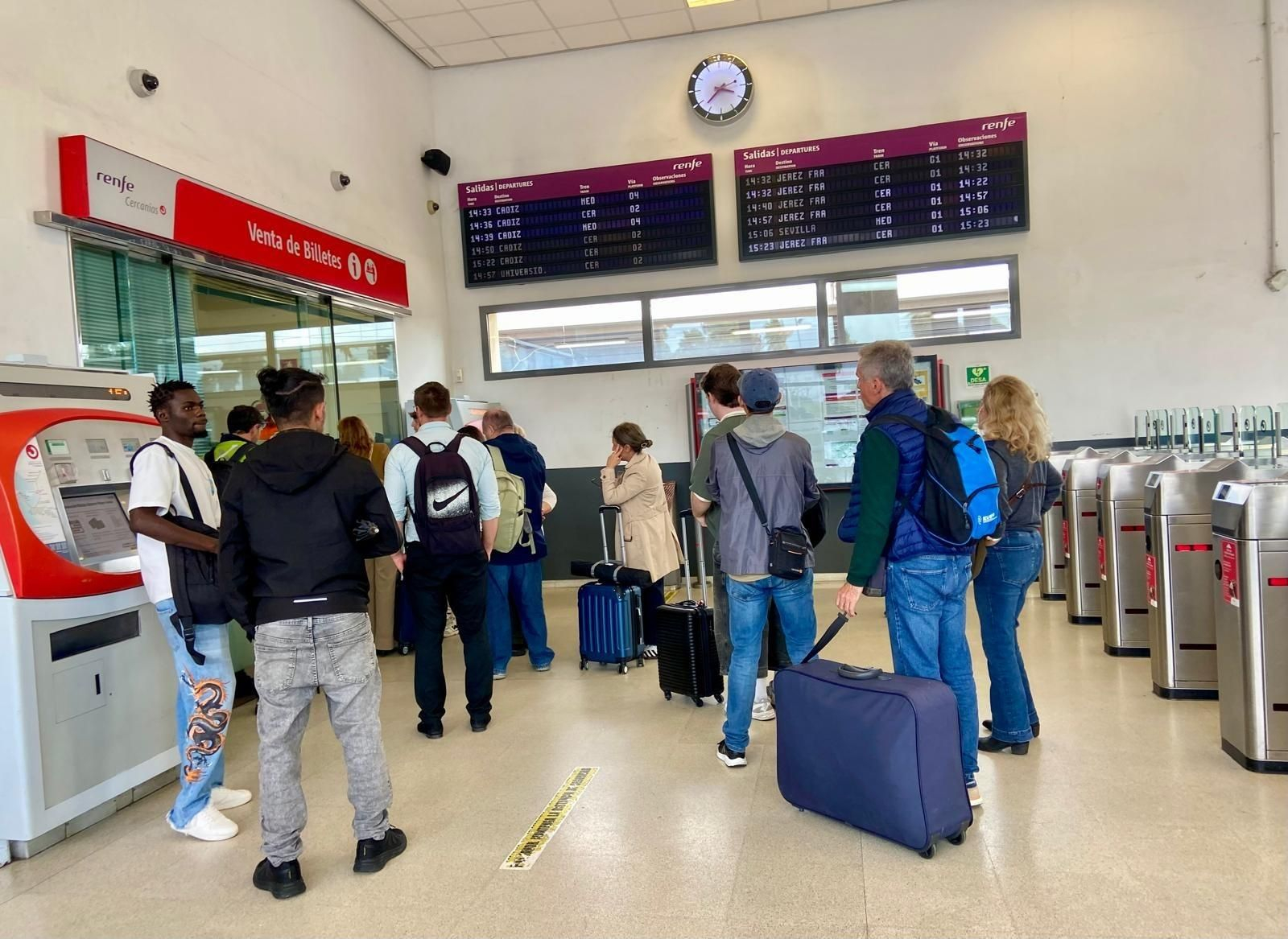 Pasajeros afectados por los cortes en los trenes en la estación de El Puerto.