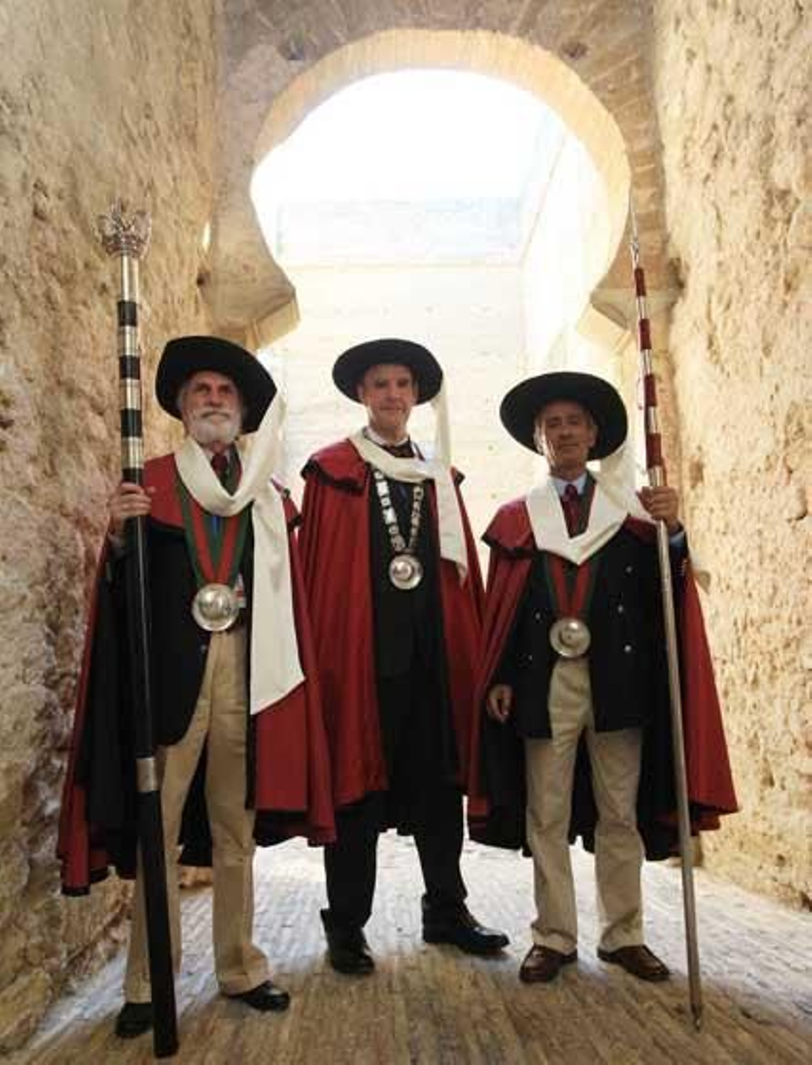 Los cofrades Magalhaes, Sandeman y Vasconcelos, en el Alcázar.  Foto: Juan Carlos Toro