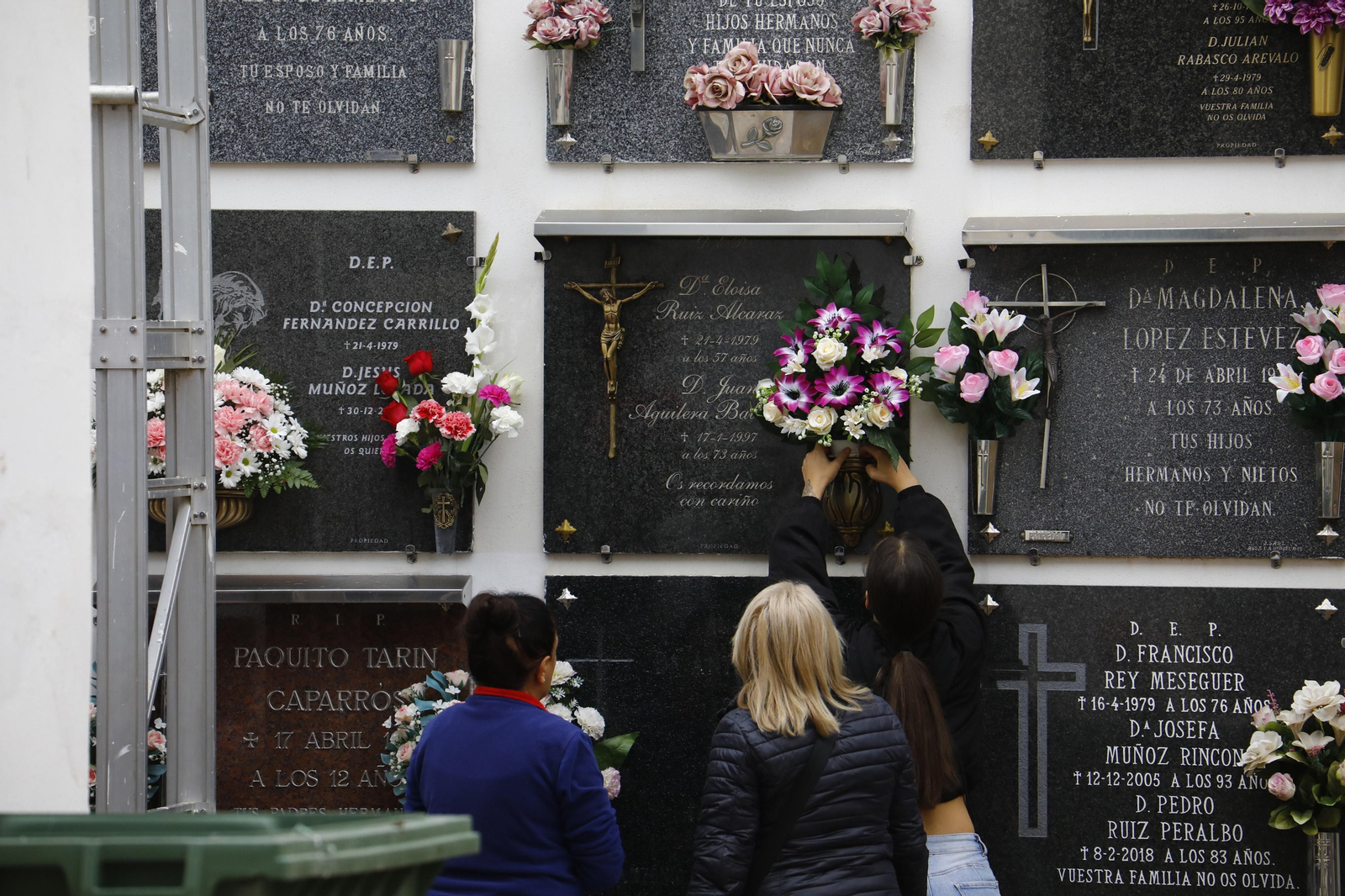 Las imágenes de los preparativos de los cementerios de Córdoba por el día de Todos los Santos