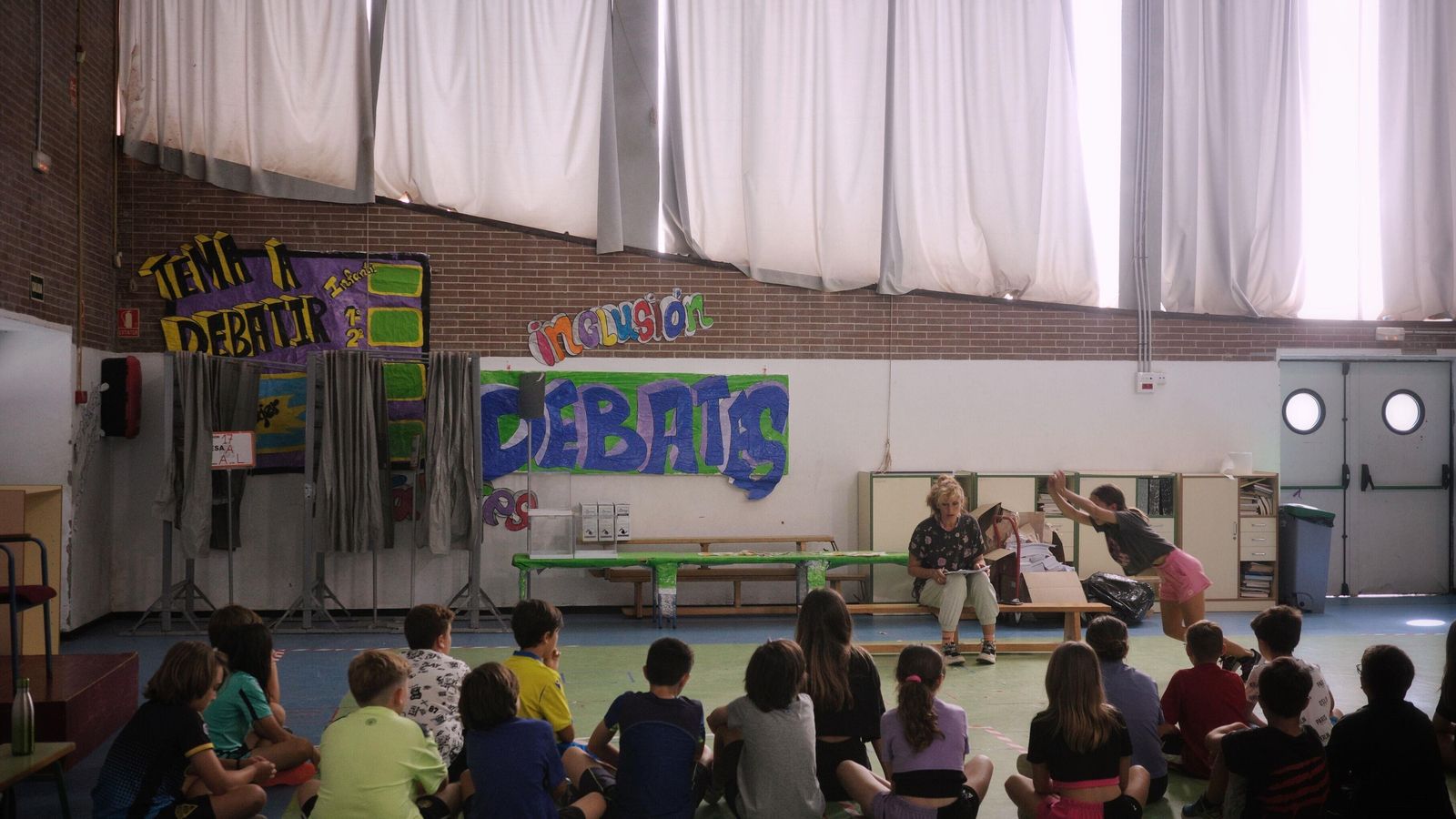 Una clase de Educación Física en el pabellón cubierto.