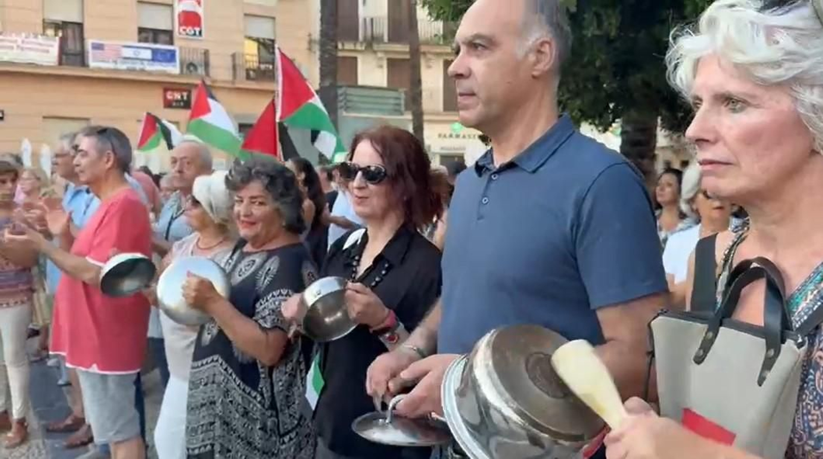 Cacerolada en la plaza del Arenal contra el genocidio en Gaza.