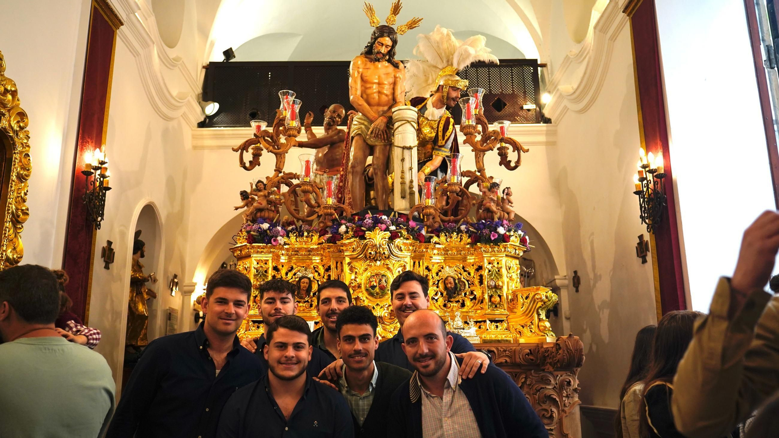 Preparativos de la Hermandad de la Columna de Algeciras ante el Lunes Santo, en imágenes