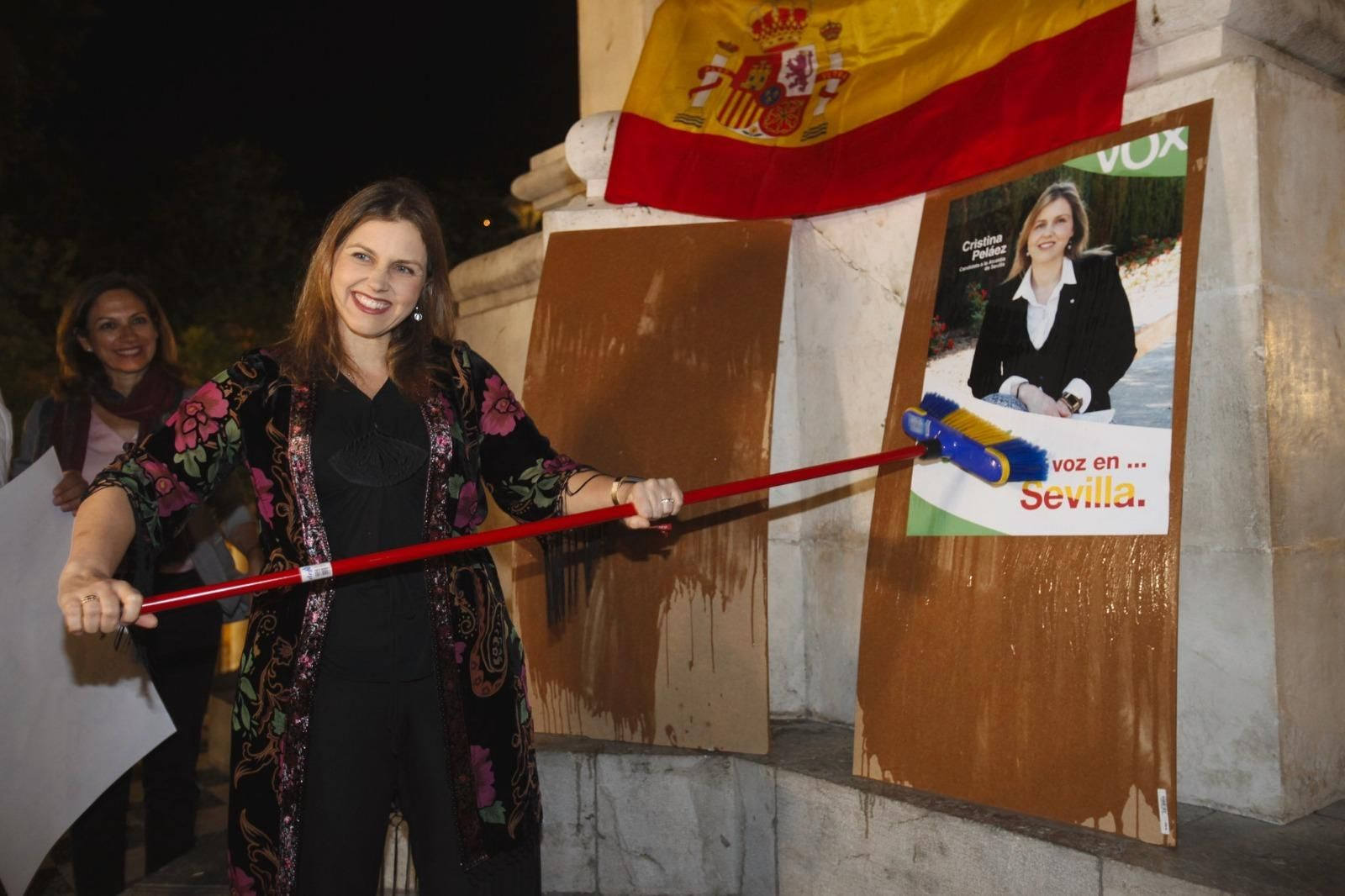 Cristina Peláez, candidata de Vox a la Alcaldía de Sevilla, pega simbólicamente su cartel en la Plaza Nueva.